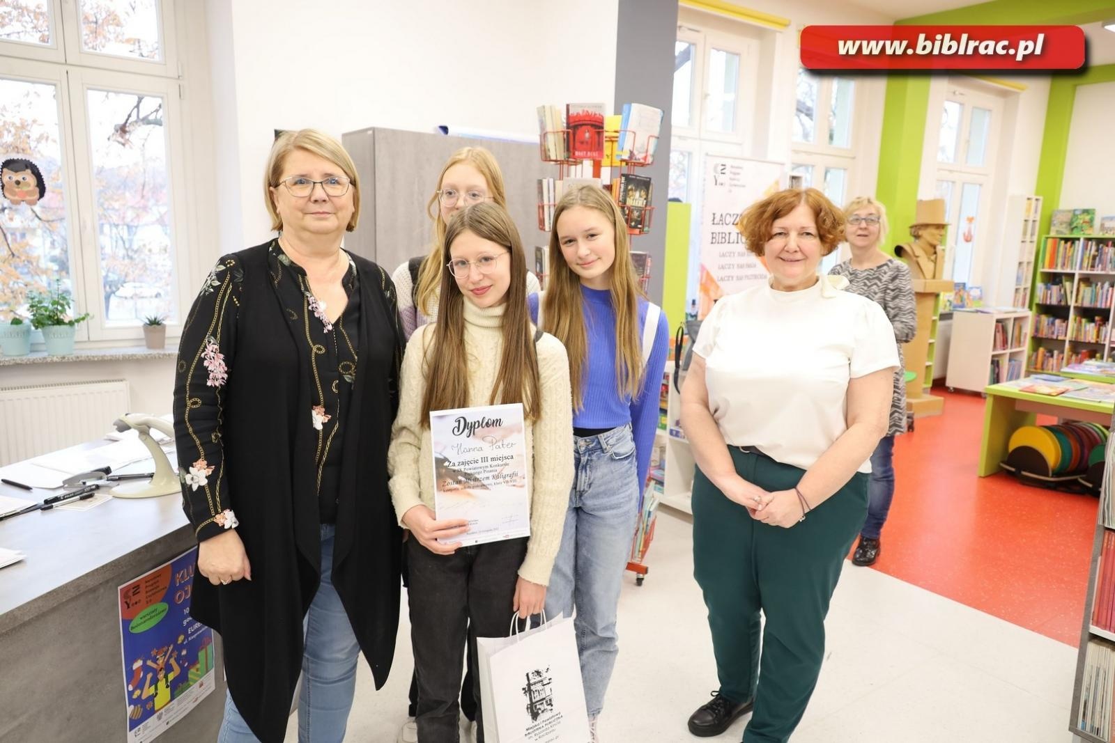 Zdjęcie w galerii na portalu naszraciborz.pl: W bibliotece wyłoniono mistrzynie kaligrafii wiadomości z regionu