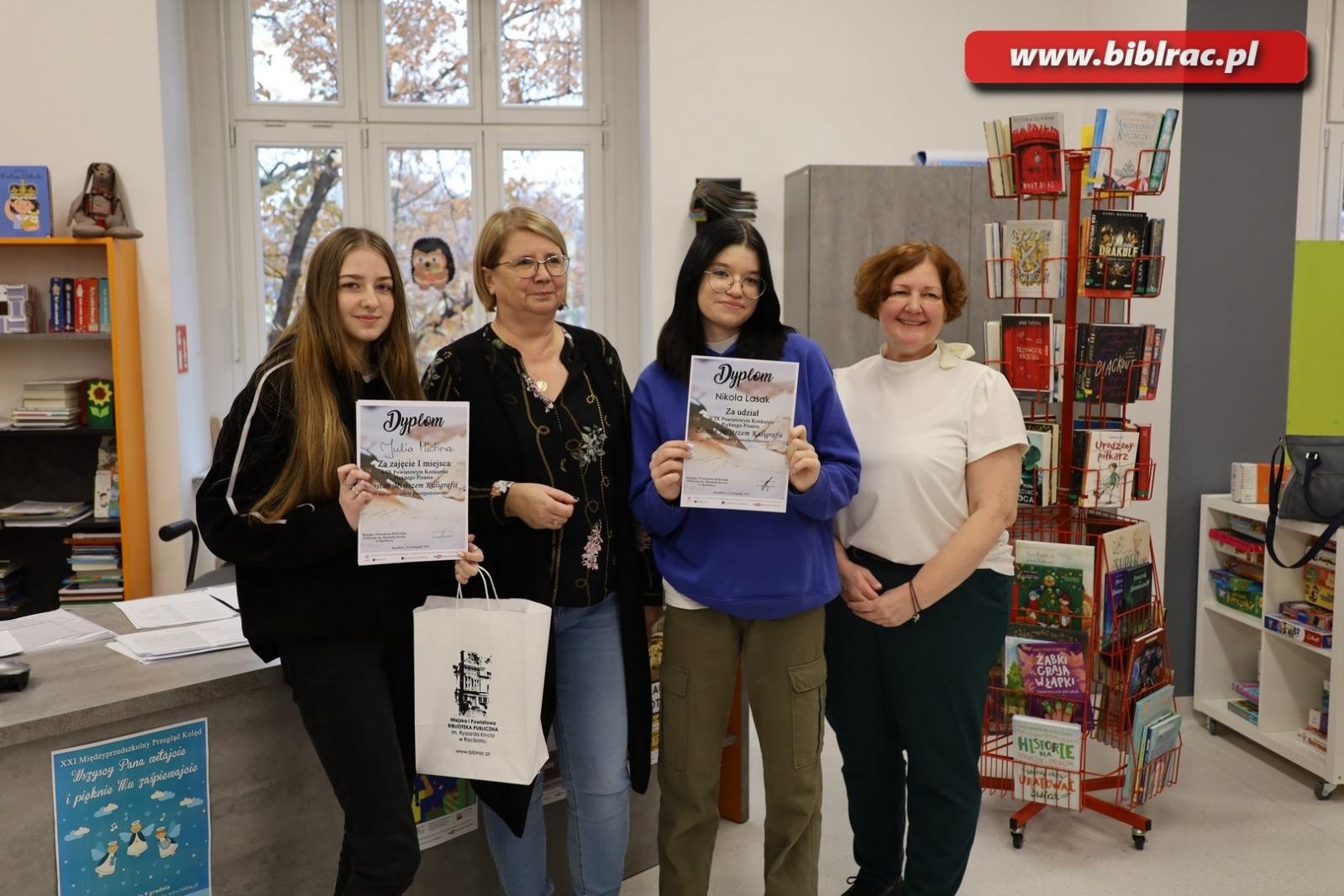 Zdjęcie w galerii na portalu naszraciborz.pl: W bibliotece wyłoniono mistrzynie kaligrafii wiadomości z regionu