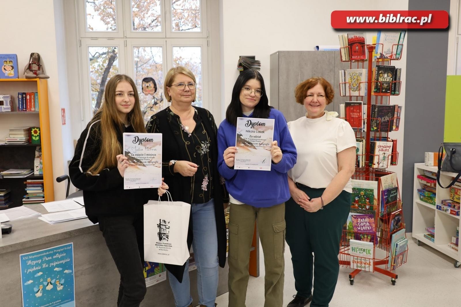 Zdjęcie w galerii na portalu naszraciborz.pl: W bibliotece wyłoniono mistrzynie kaligrafii wiadomości z regionu