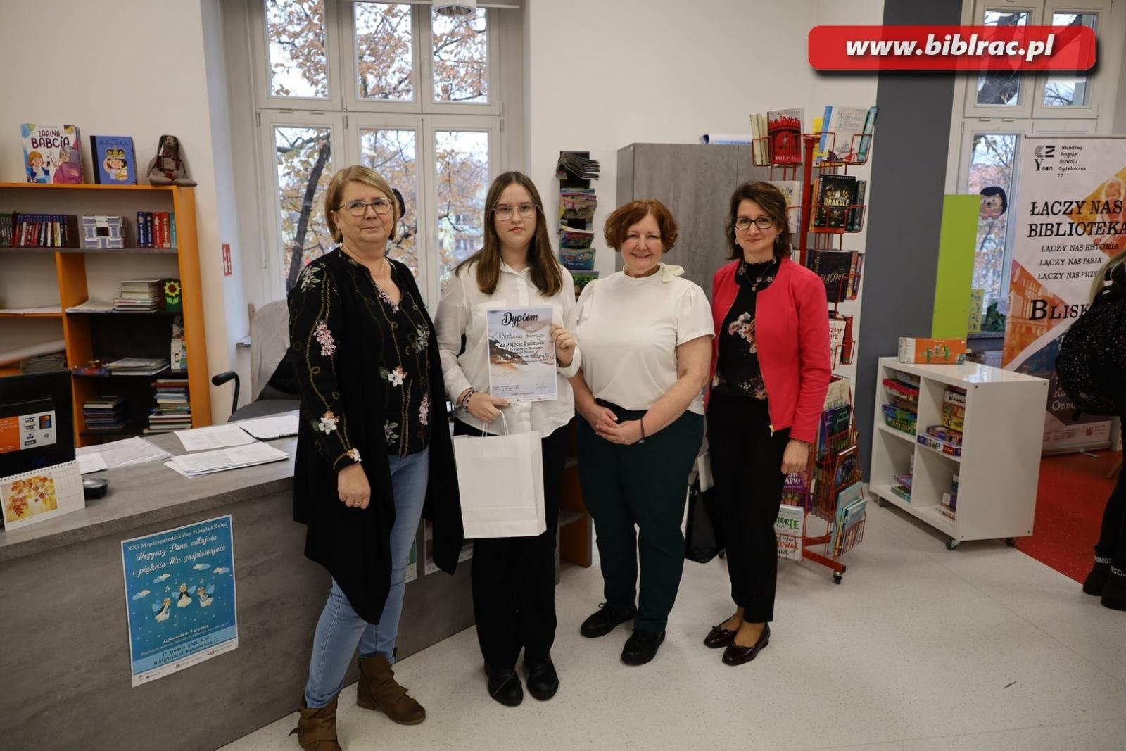 Zdjęcie w galerii na portalu naszraciborz.pl: W bibliotece wyłoniono mistrzynie kaligrafii wiadomości z regionu