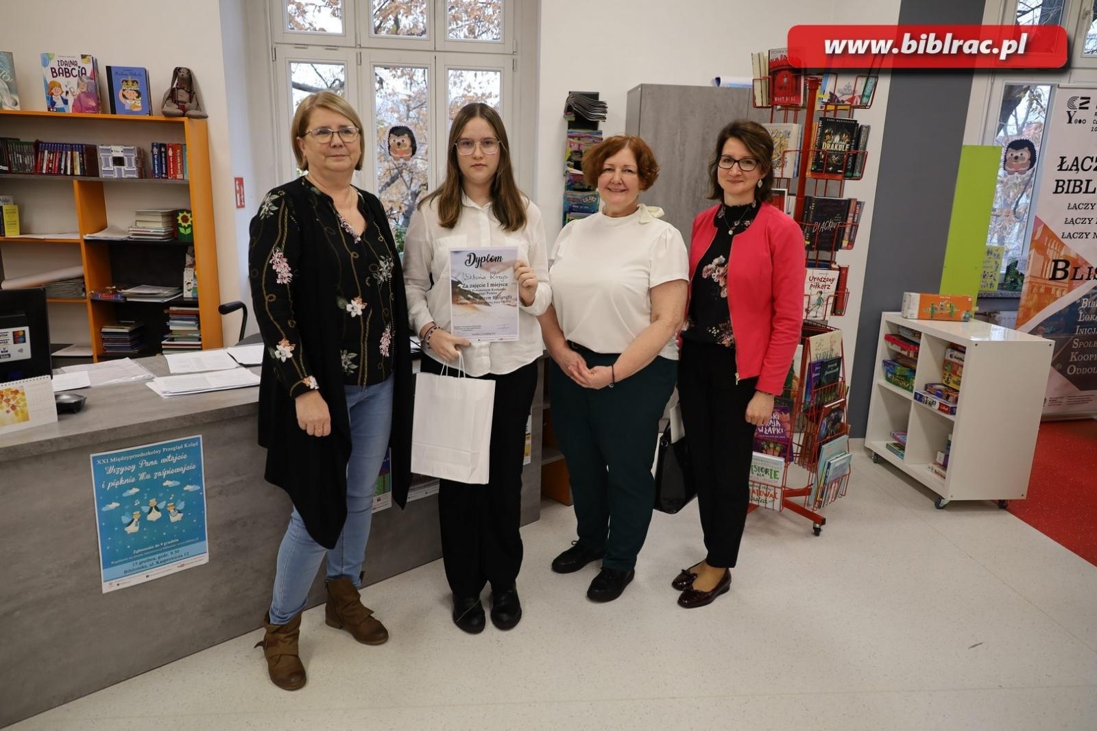 Zdjęcie w galerii na portalu naszraciborz.pl: W bibliotece wyłoniono mistrzynie kaligrafii wiadomości z regionu