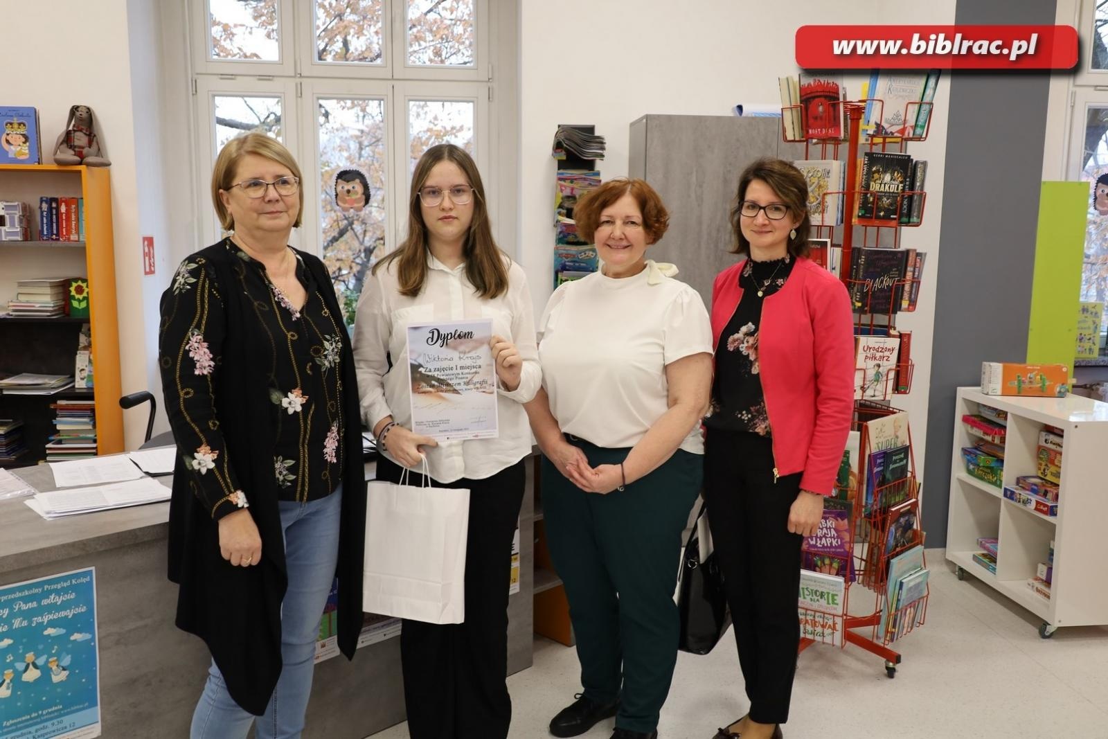 Zdjęcie w galerii na portalu naszraciborz.pl: W bibliotece wyłoniono mistrzynie kaligrafii wiadomości z regionu