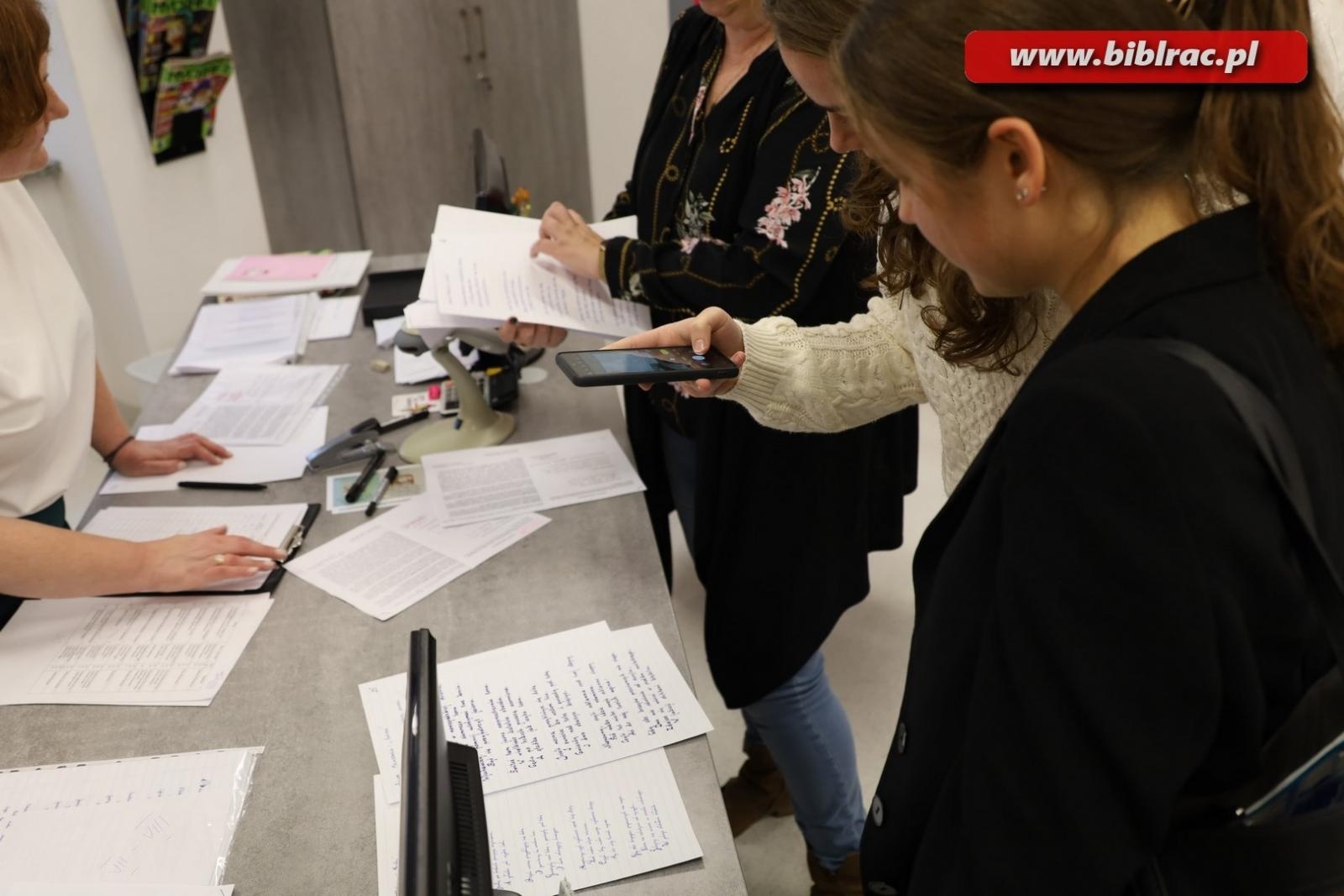 Zdjęcie w galerii na portalu naszraciborz.pl: W bibliotece wyłoniono mistrzynie kaligrafii wiadomości z regionu