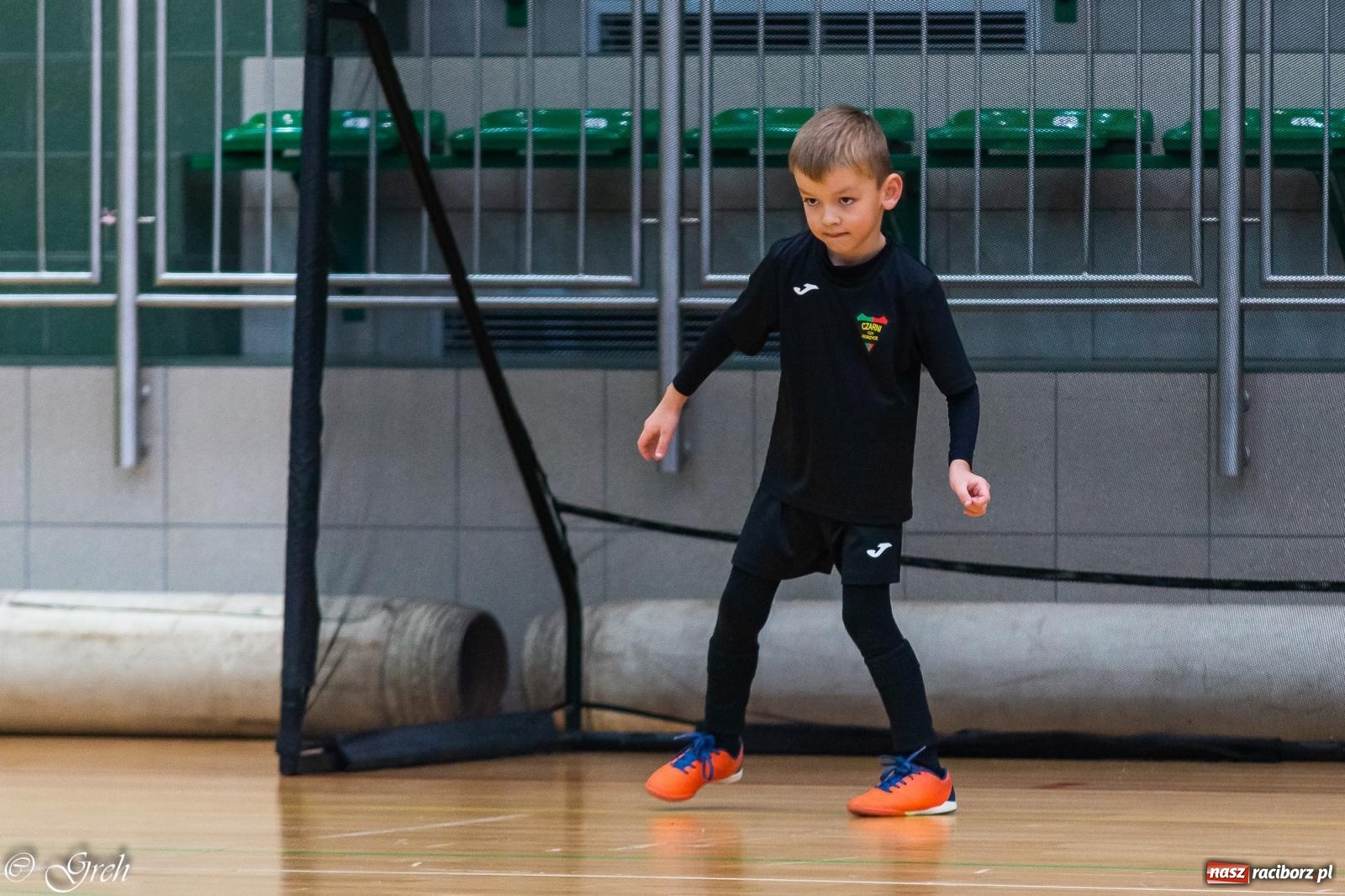 Zdjęcie w galerii na portalu naszraciborz.pl: Akcje, strzały, gole i... prezenty. Mikołajkowy turniej piłkarski przy Łąkowej [FOTO i WIDEO] wiadomości z regionu