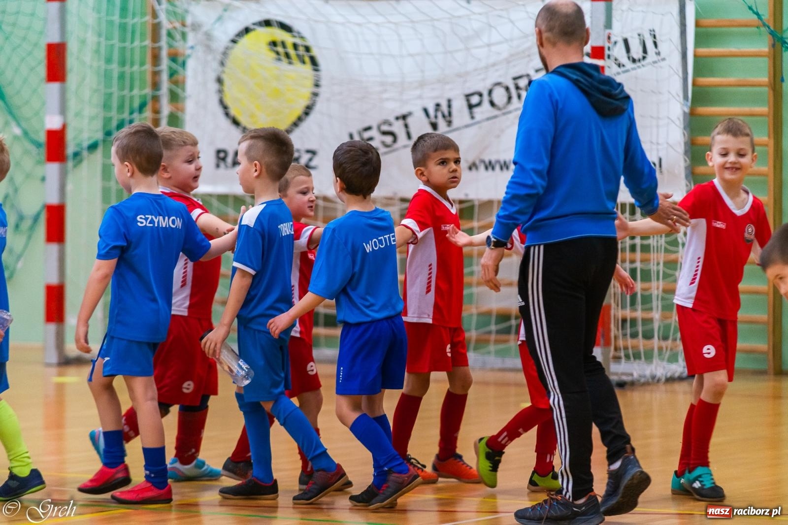 Zdjęcie w galerii na portalu naszraciborz.pl: Akcje, strzały, gole i... prezenty. Mikołajkowy turniej piłkarski przy Łąkowej [FOTO i WIDEO] wiadomości z regionu