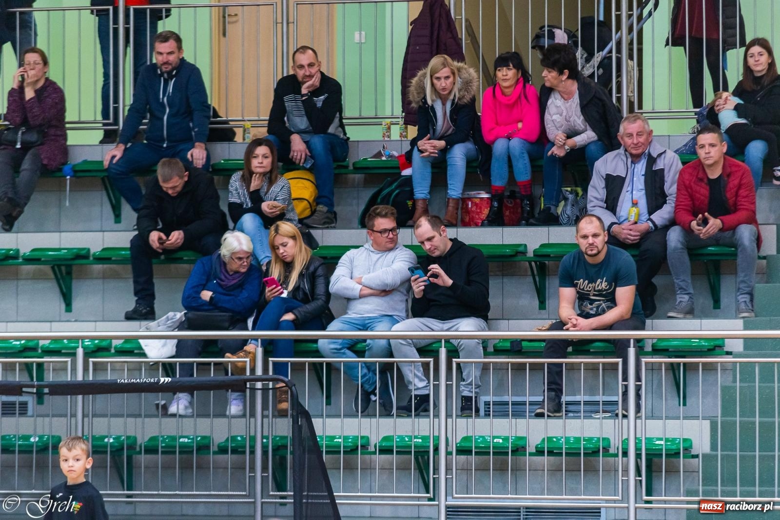 Zdjęcie w galerii na portalu naszraciborz.pl: Akcje, strzały, gole i... prezenty. Mikołajkowy turniej piłkarski przy Łąkowej [FOTO i WIDEO] wiadomości z regionu