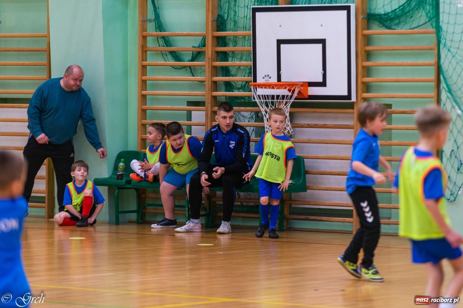 Zdjęcie w galerii na portalu naszraciborz.pl: Akcje, strzały, gole i... prezenty. Mikołajkowy turniej piłkarski przy Łąkowej [FOTO i WIDEO] wiadomości z regionu