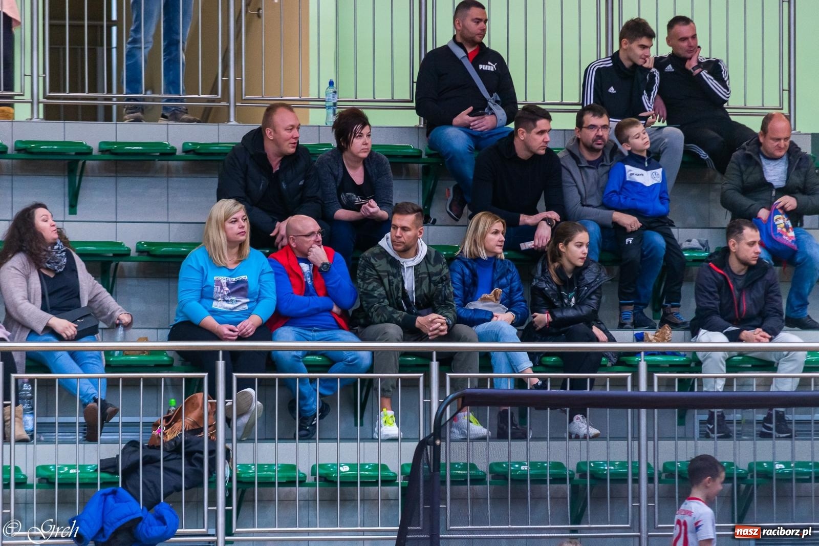 Zdjęcie w galerii na portalu naszraciborz.pl: Akcje, strzały, gole i... prezenty. Mikołajkowy turniej piłkarski przy Łąkowej [FOTO i WIDEO] wiadomości z regionu