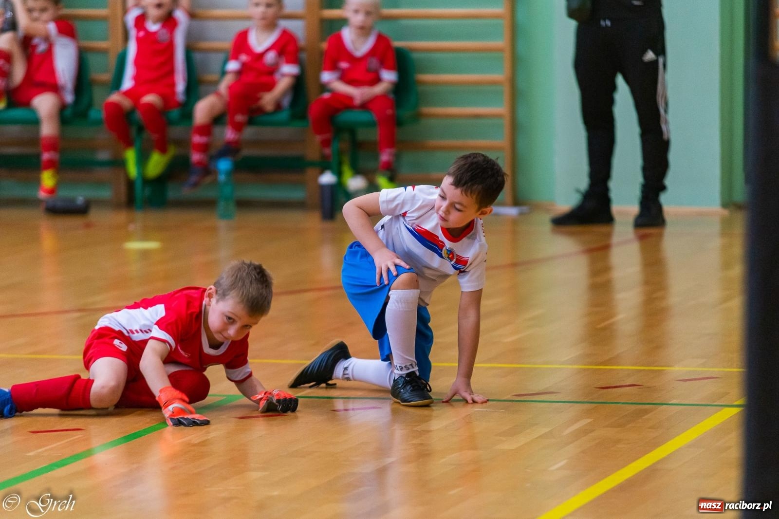 Zdjęcie w galerii na portalu naszraciborz.pl: Akcje, strzały, gole i... prezenty. Mikołajkowy turniej piłkarski przy Łąkowej [FOTO i WIDEO] wiadomości z regionu