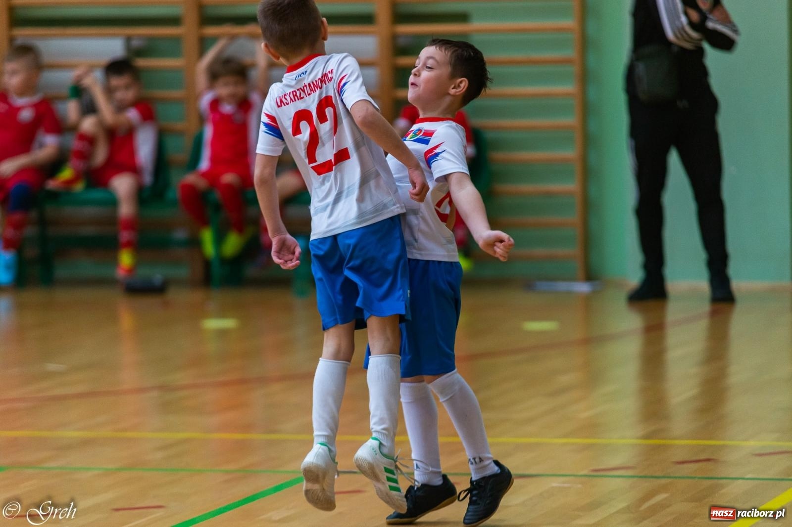 Zdjęcie w galerii na portalu naszraciborz.pl: Akcje, strzały, gole i... prezenty. Mikołajkowy turniej piłkarski przy Łąkowej [FOTO i WIDEO] wiadomości z regionu