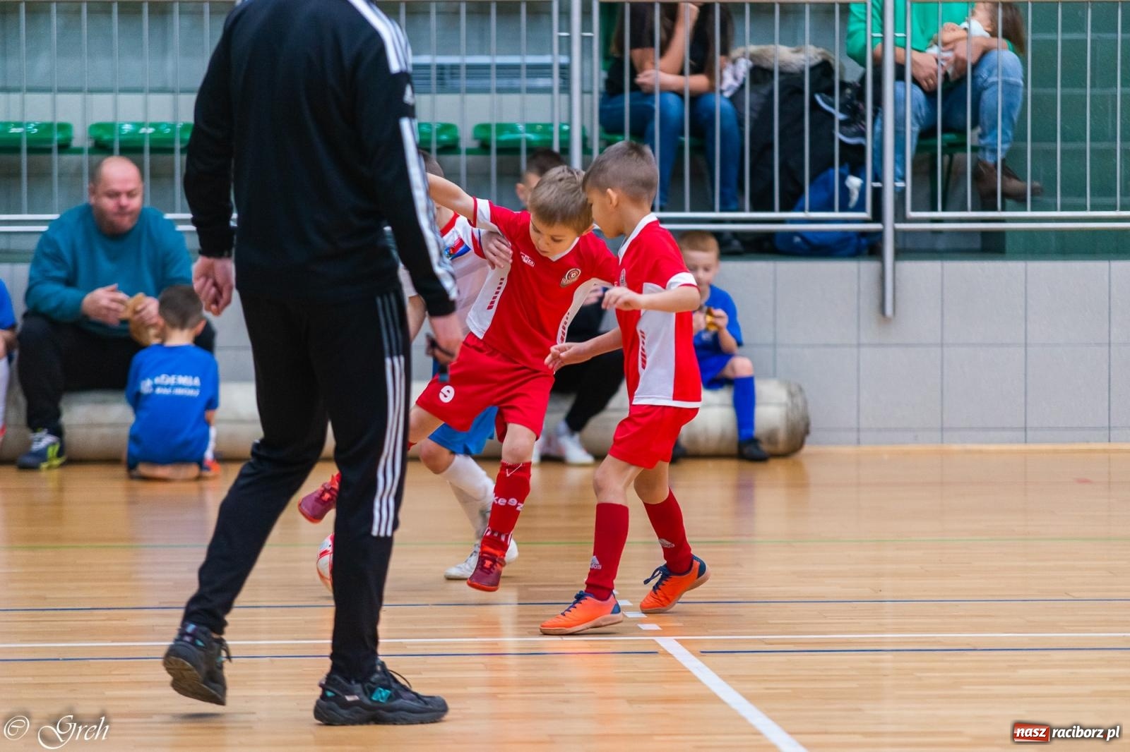 Zdjęcie w galerii na portalu naszraciborz.pl: Akcje, strzały, gole i... prezenty. Mikołajkowy turniej piłkarski przy Łąkowej [FOTO i WIDEO] wiadomości z regionu