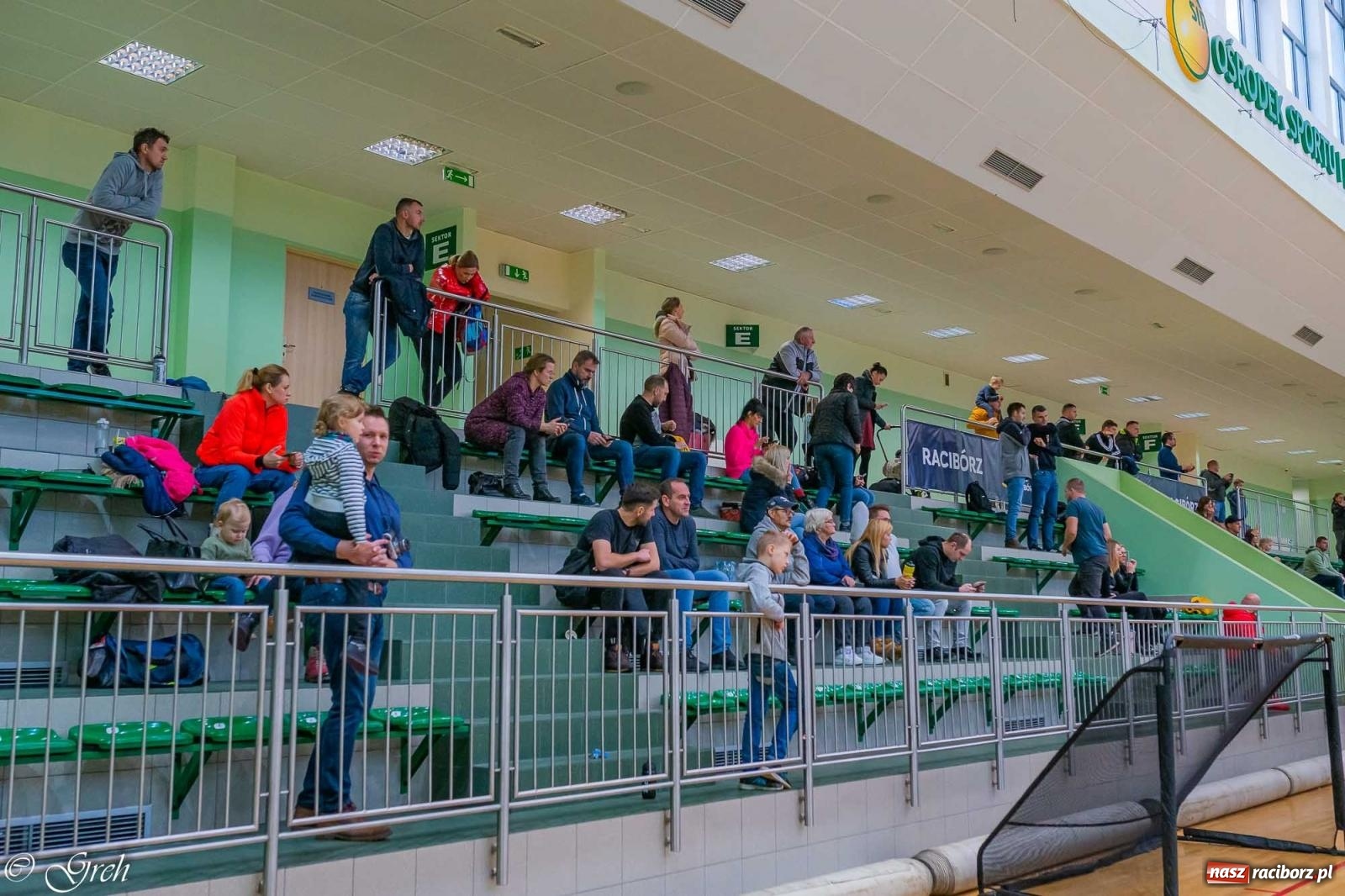 Zdjęcie w galerii na portalu naszraciborz.pl: Akcje, strzały, gole i... prezenty. Mikołajkowy turniej piłkarski przy Łąkowej [FOTO i WIDEO] wiadomości z regionu