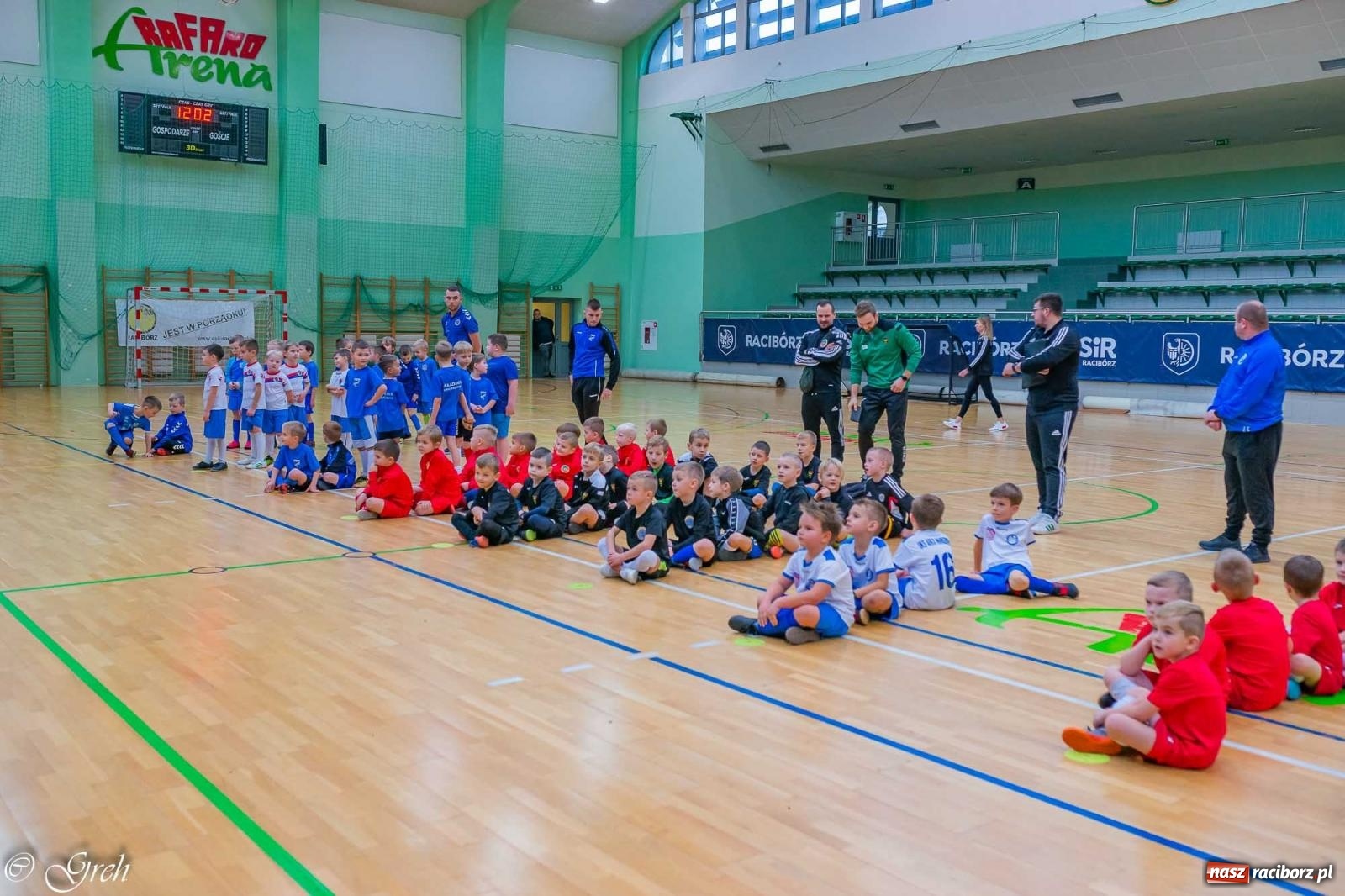 Zdjęcie w galerii na portalu naszraciborz.pl: Akcje, strzały, gole i... prezenty. Mikołajkowy turniej piłkarski przy Łąkowej [FOTO i WIDEO] wiadomości z regionu
