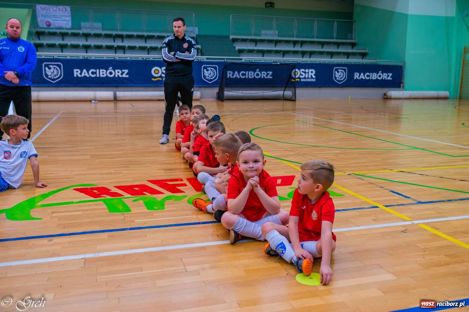 Zdjęcie w galerii na portalu naszraciborz.pl: Akcje, strzały, gole i... prezenty. Mikołajkowy turniej piłkarski przy Łąkowej [FOTO i WIDEO] wiadomości z regionu