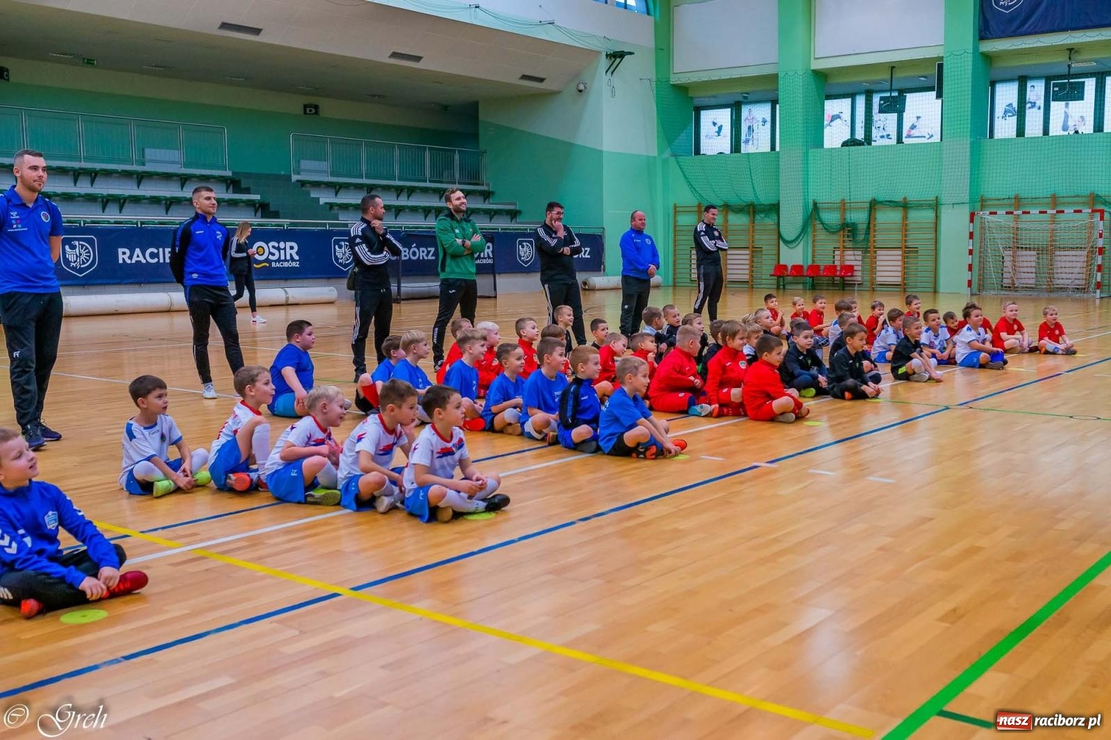 Zdjęcie w galerii na portalu naszraciborz.pl: Akcje, strzały, gole i... prezenty. Mikołajkowy turniej piłkarski przy Łąkowej [FOTO i WIDEO] wiadomości z regionu