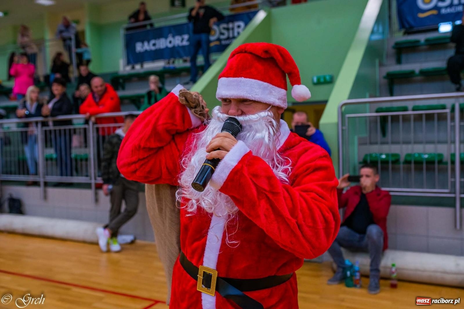Zdjęcie w galerii na portalu naszraciborz.pl: Akcje, strzały, gole i... prezenty. Mikołajkowy turniej piłkarski przy Łąkowej [FOTO i WIDEO] wiadomości z regionu