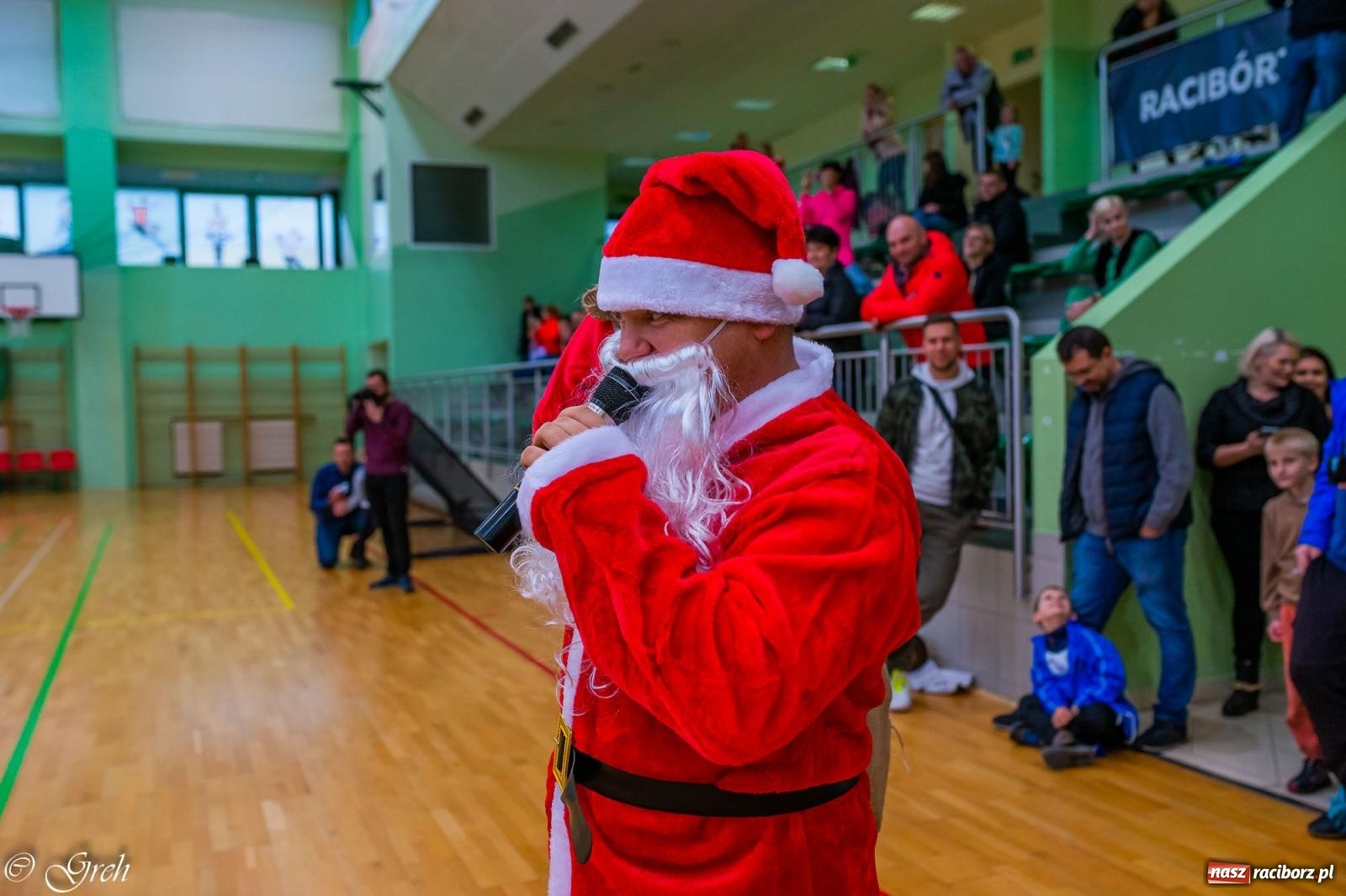 Zdjęcie w galerii na portalu naszraciborz.pl: Akcje, strzały, gole i... prezenty. Mikołajkowy turniej piłkarski przy Łąkowej [FOTO i WIDEO] wiadomości z regionu