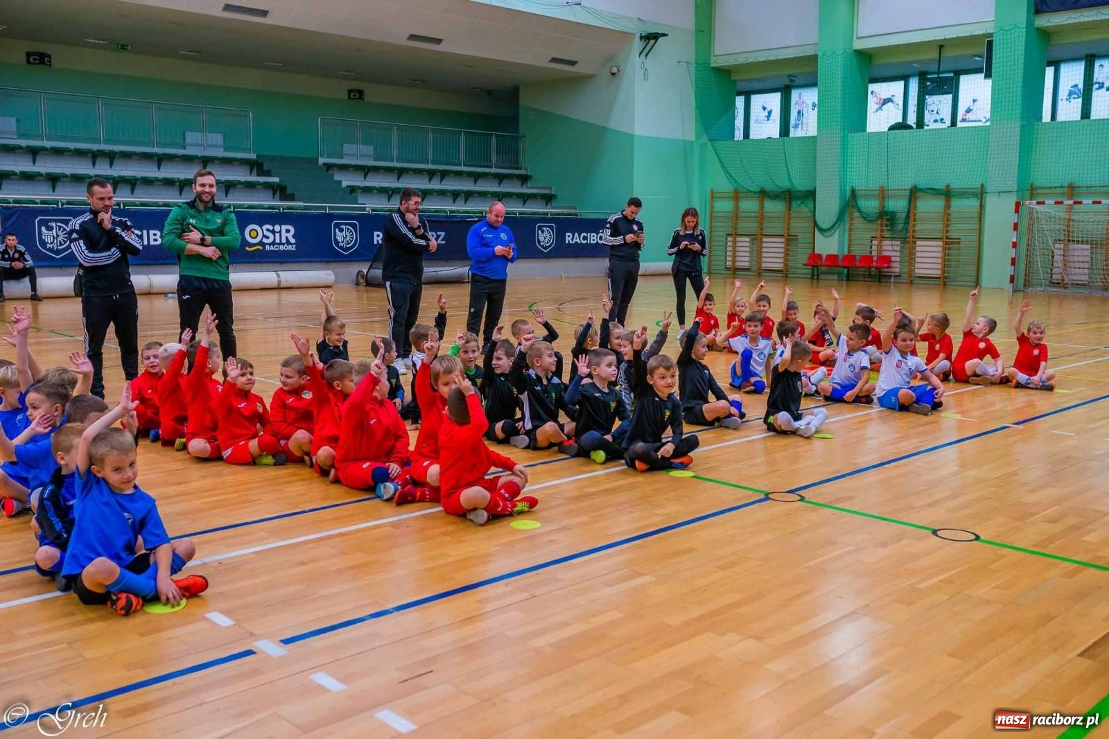 Zdjęcie w galerii na portalu naszraciborz.pl: Akcje, strzały, gole i... prezenty. Mikołajkowy turniej piłkarski przy Łąkowej [FOTO i WIDEO] wiadomości z regionu