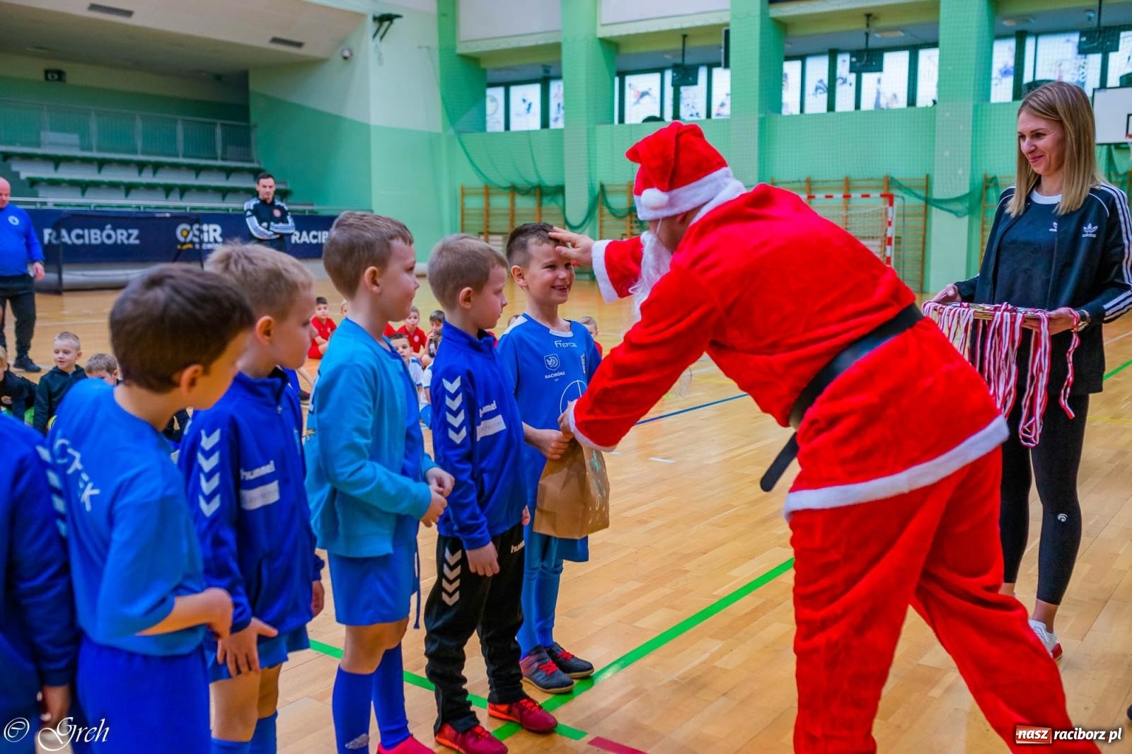 Zdjęcie w galerii na portalu naszraciborz.pl: Akcje, strzały, gole i... prezenty. Mikołajkowy turniej piłkarski przy Łąkowej [FOTO i WIDEO] wiadomości z regionu