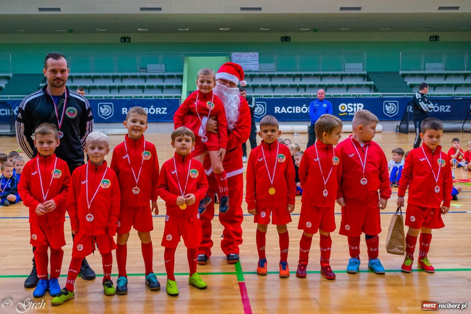 Zdjęcie w galerii na portalu naszraciborz.pl: Akcje, strzały, gole i... prezenty. Mikołajkowy turniej piłkarski przy Łąkowej [FOTO i WIDEO] wiadomości z regionu