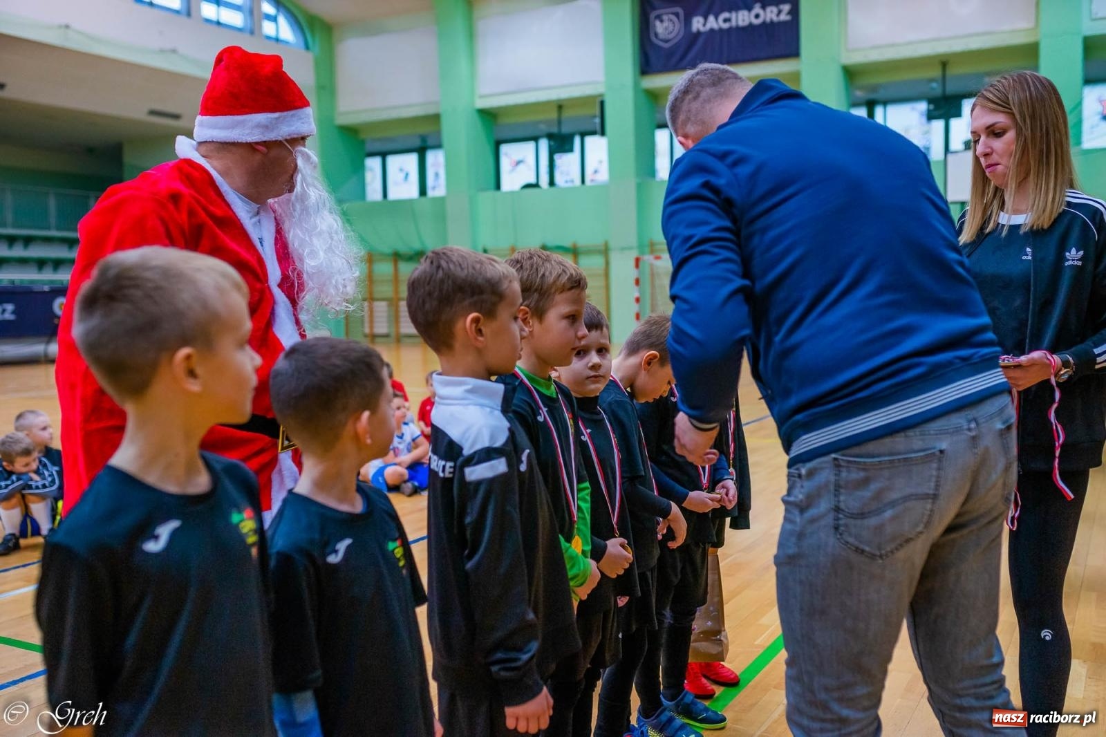 Zdjęcie w galerii na portalu naszraciborz.pl: Akcje, strzały, gole i... prezenty. Mikołajkowy turniej piłkarski przy Łąkowej [FOTO i WIDEO] wiadomości z regionu