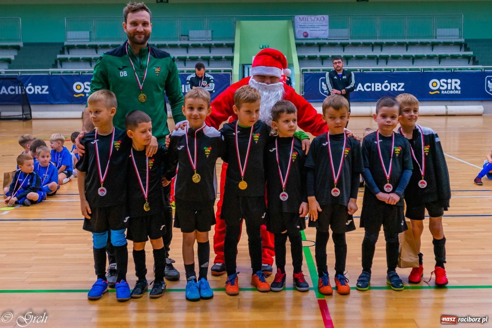 Zdjęcie w galerii na portalu naszraciborz.pl: Akcje, strzały, gole i... prezenty. Mikołajkowy turniej piłkarski przy Łąkowej [FOTO i WIDEO] wiadomości z regionu