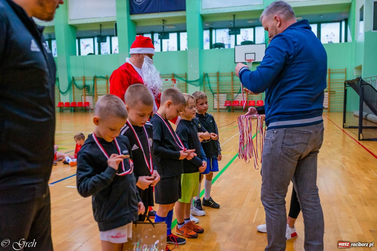 Zdjęcie w galerii na portalu naszraciborz.pl: Akcje, strzały, gole i... prezenty. Mikołajkowy turniej piłkarski przy Łąkowej [FOTO i WIDEO] wiadomości z regionu