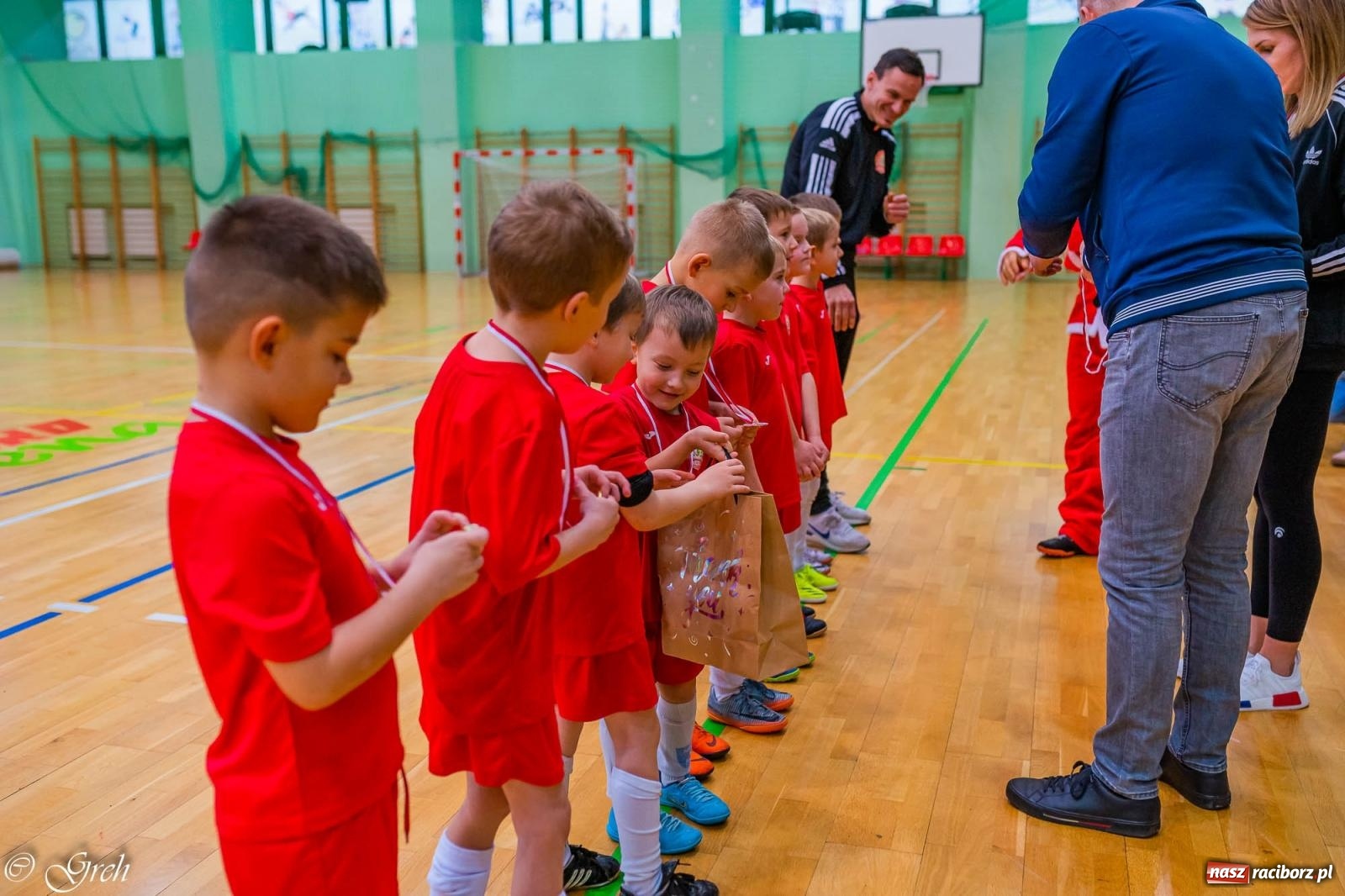 Zdjęcie w galerii na portalu naszraciborz.pl: Akcje, strzały, gole i... prezenty. Mikołajkowy turniej piłkarski przy Łąkowej [FOTO i WIDEO] wiadomości z regionu