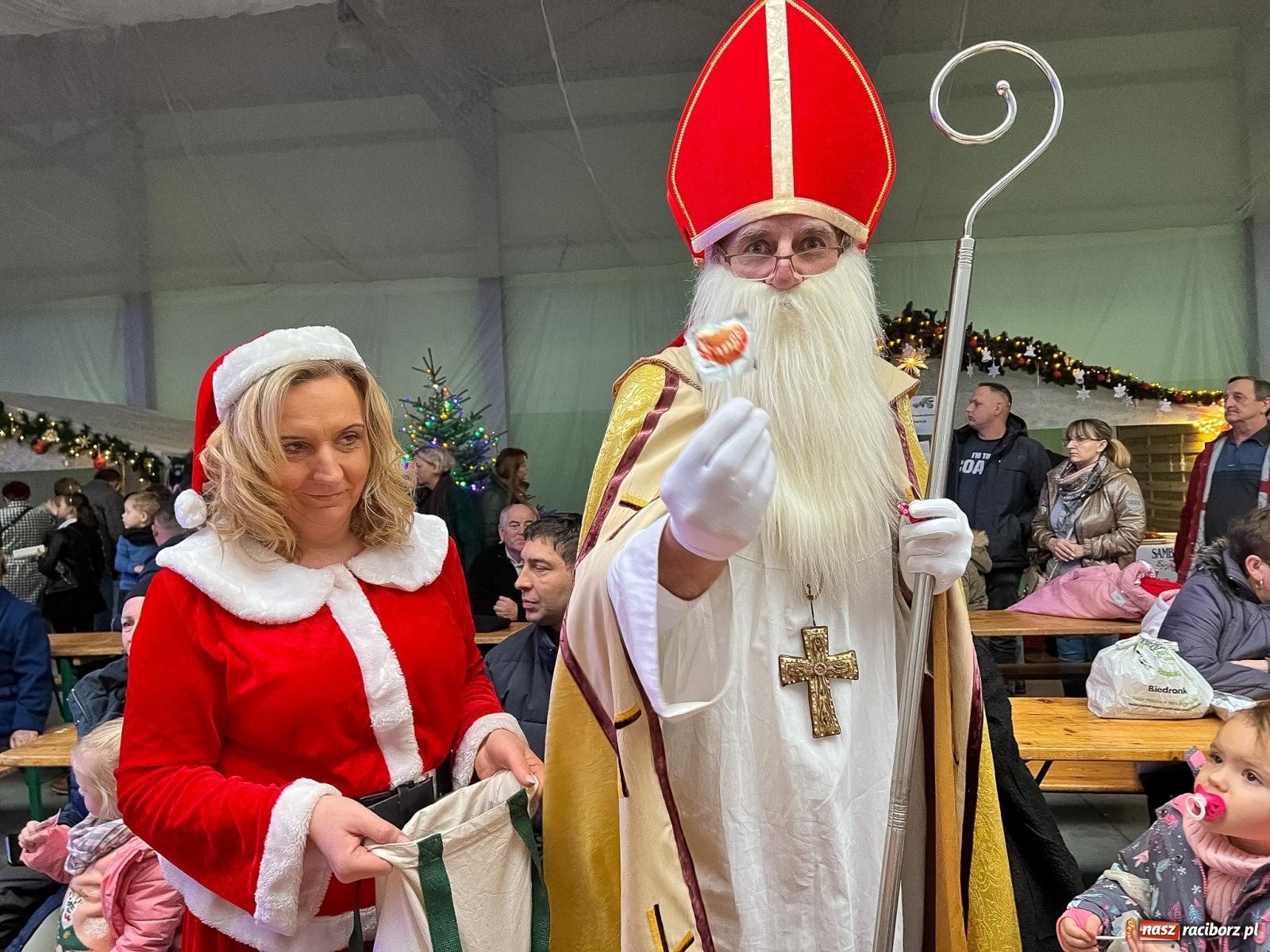 Zdjęcie w galerii na portalu naszraciborz.pl: Tłumy na kiermaszu bożonarodzeniowym w Pietrowicach Wielkich [FOTO i WIDEO] wiadomości z regionu