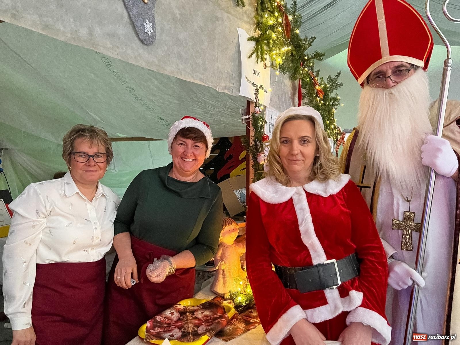 Zdjęcie w galerii na portalu naszraciborz.pl: Tłumy na kiermaszu bożonarodzeniowym w Pietrowicach Wielkich [FOTO i WIDEO] wiadomości z regionu