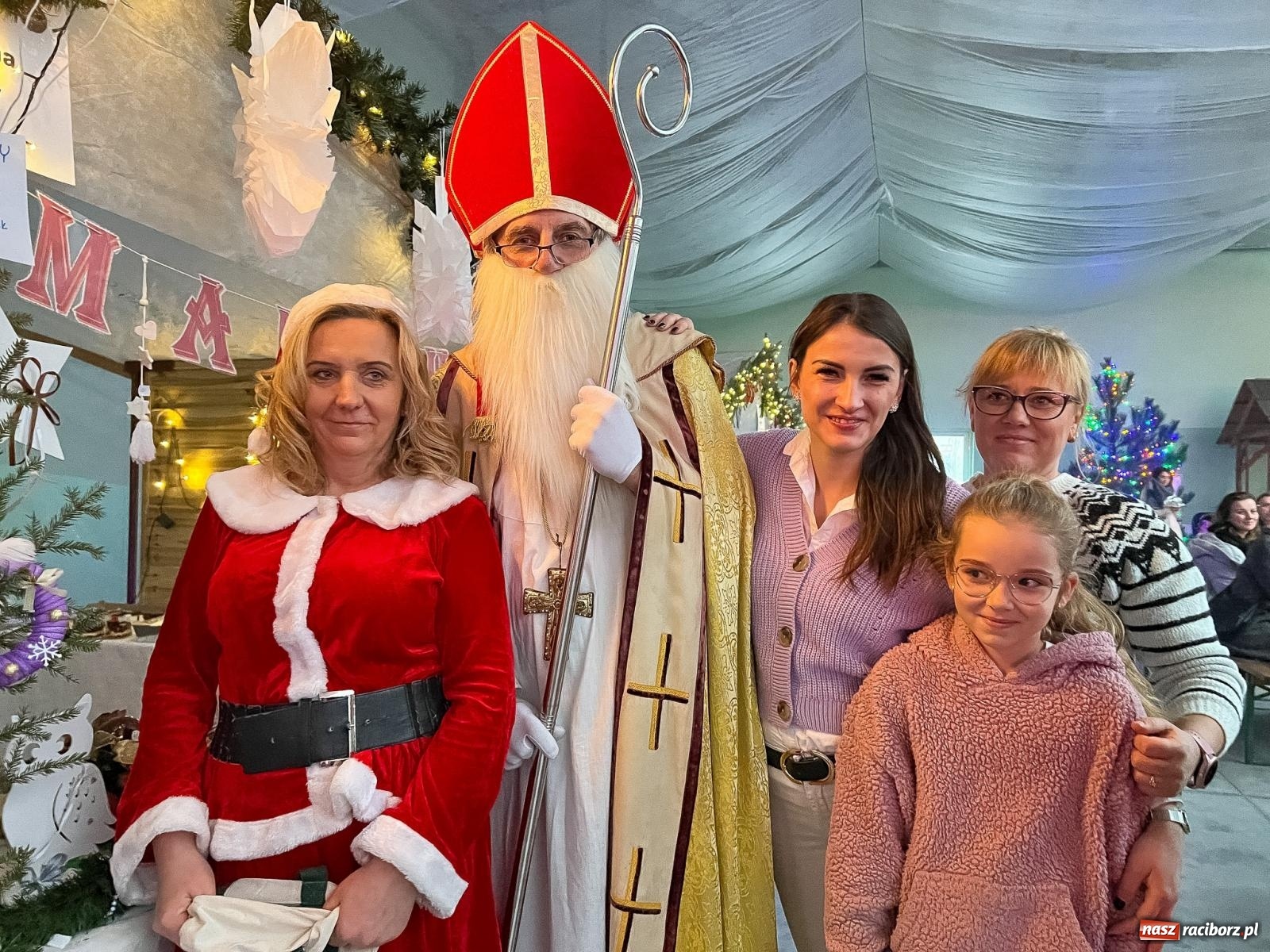 Zdjęcie w galerii na portalu naszraciborz.pl: Tłumy na kiermaszu bożonarodzeniowym w Pietrowicach Wielkich [FOTO i WIDEO] wiadomości z regionu