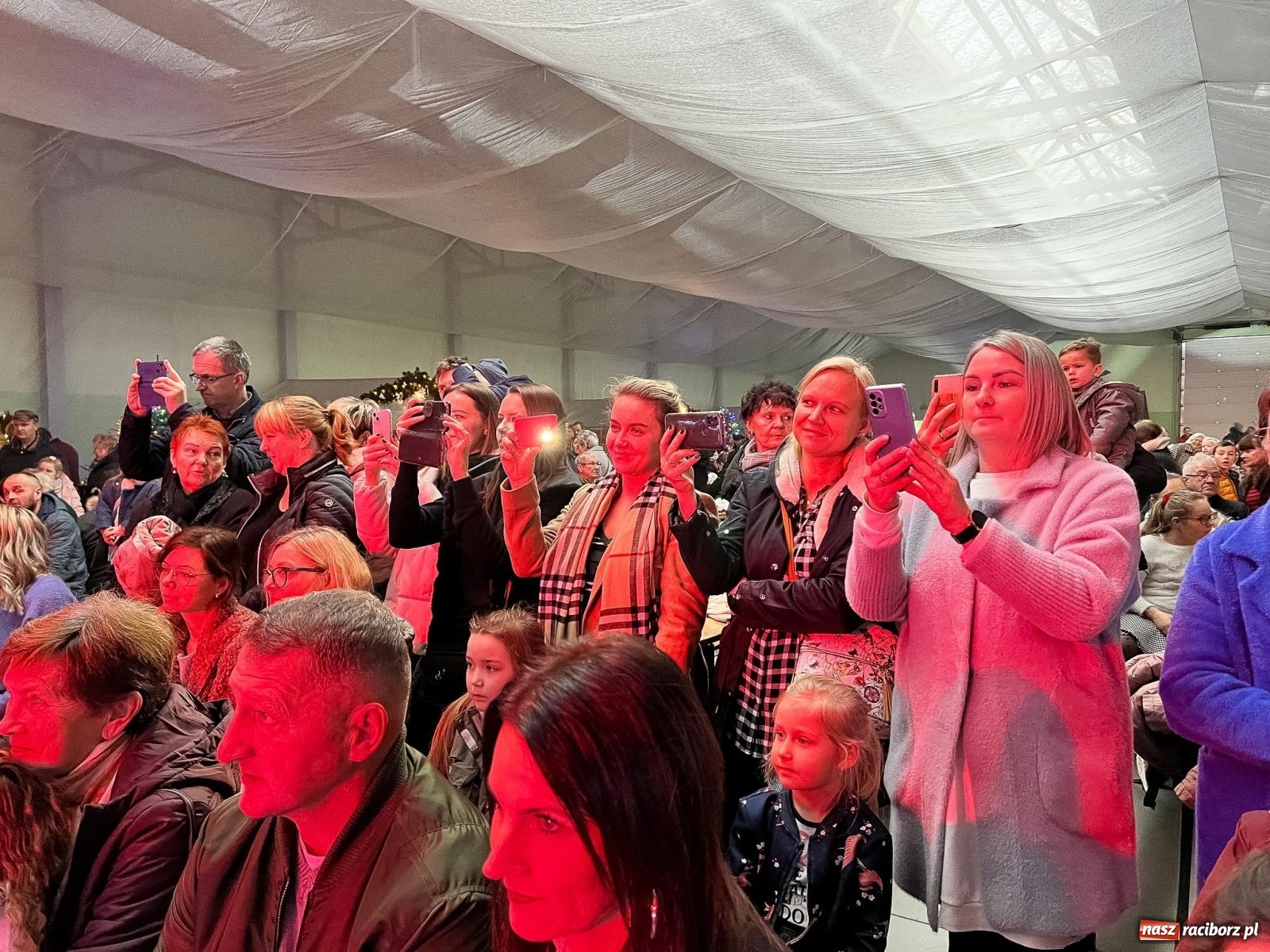 Zdjęcie w galerii na portalu naszraciborz.pl: Tłumy na kiermaszu bożonarodzeniowym w Pietrowicach Wielkich [FOTO i WIDEO] wiadomości z regionu