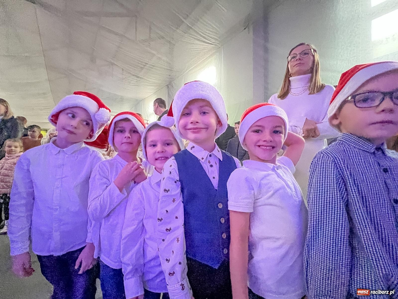 Zdjęcie w galerii na portalu naszraciborz.pl: Tłumy na kiermaszu bożonarodzeniowym w Pietrowicach Wielkich [FOTO i WIDEO] wiadomości z regionu