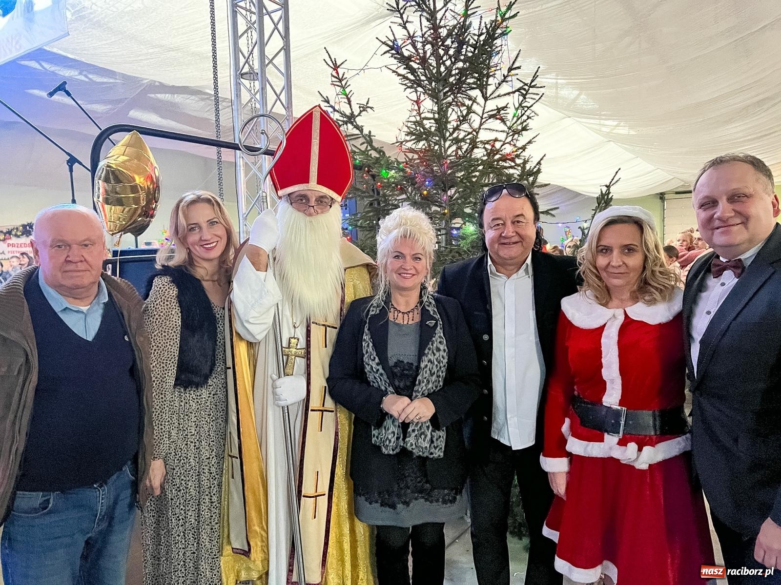 Zdjęcie w galerii na portalu naszraciborz.pl: Tłumy na kiermaszu bożonarodzeniowym w Pietrowicach Wielkich [FOTO i WIDEO] wiadomości z regionu