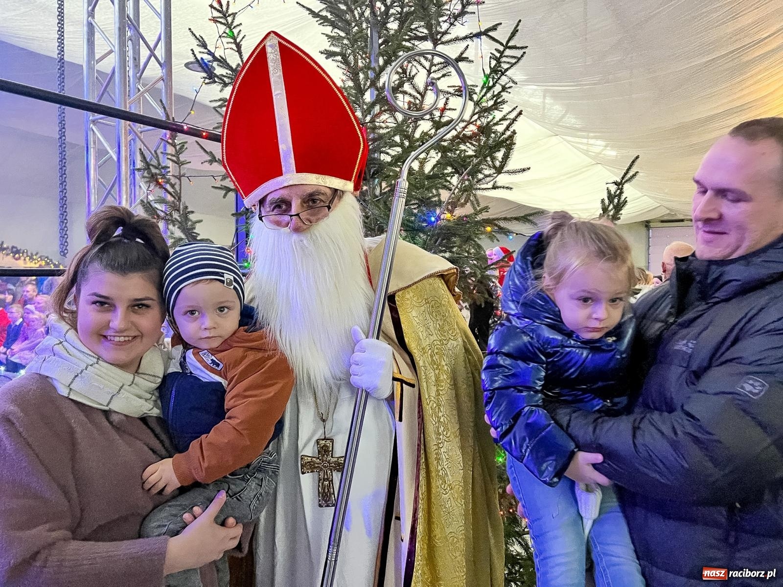 Zdjęcie w galerii na portalu naszraciborz.pl: Tłumy na kiermaszu bożonarodzeniowym w Pietrowicach Wielkich [FOTO i WIDEO] wiadomości z regionu