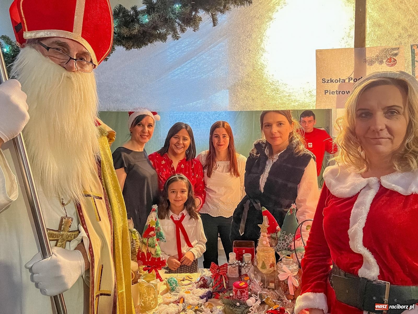 Zdjęcie w galerii na portalu naszraciborz.pl: Tłumy na kiermaszu bożonarodzeniowym w Pietrowicach Wielkich [FOTO i WIDEO] wiadomości z regionu