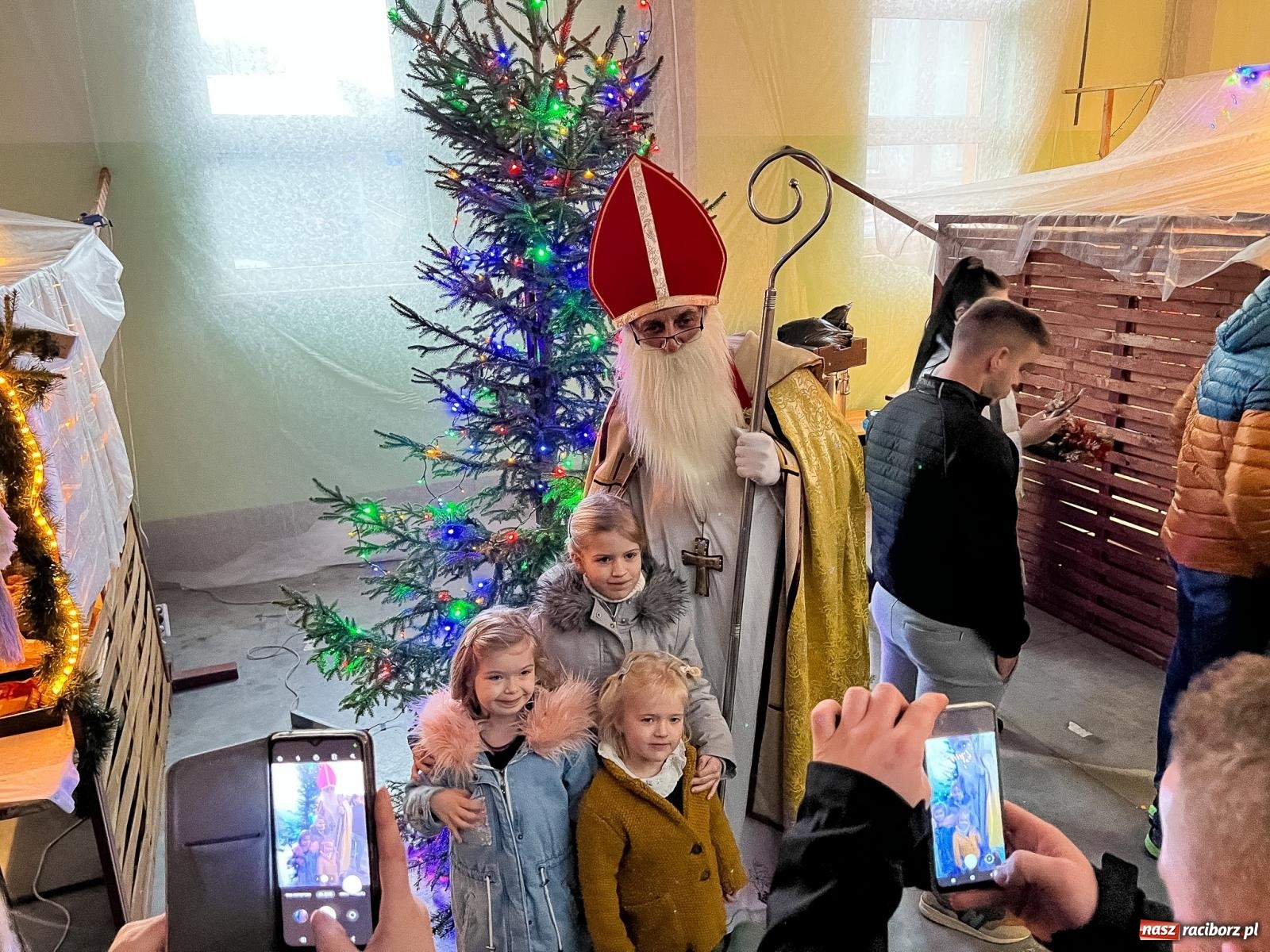 Zdjęcie w galerii na portalu naszraciborz.pl: Tłumy na kiermaszu bożonarodzeniowym w Pietrowicach Wielkich [FOTO i WIDEO] wiadomości z regionu