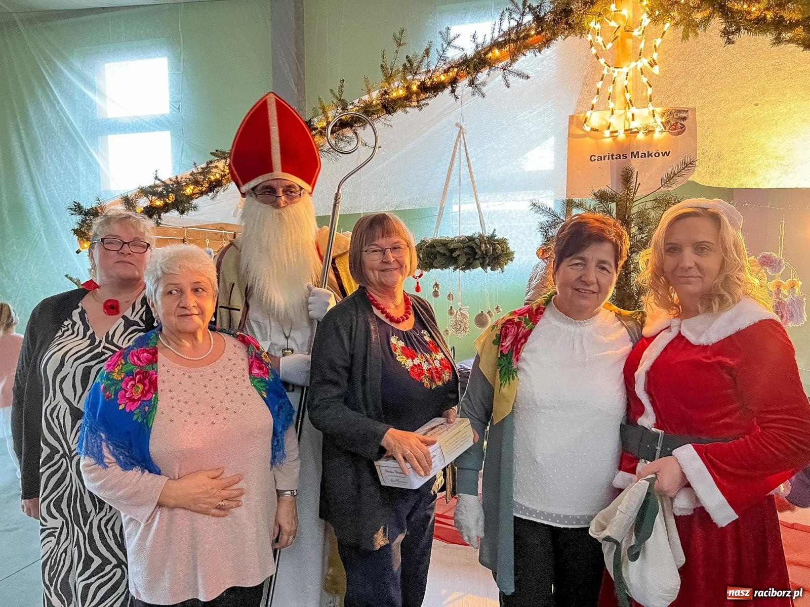 Zdjęcie w galerii na portalu naszraciborz.pl: Tłumy na kiermaszu bożonarodzeniowym w Pietrowicach Wielkich [FOTO i WIDEO] wiadomości z regionu