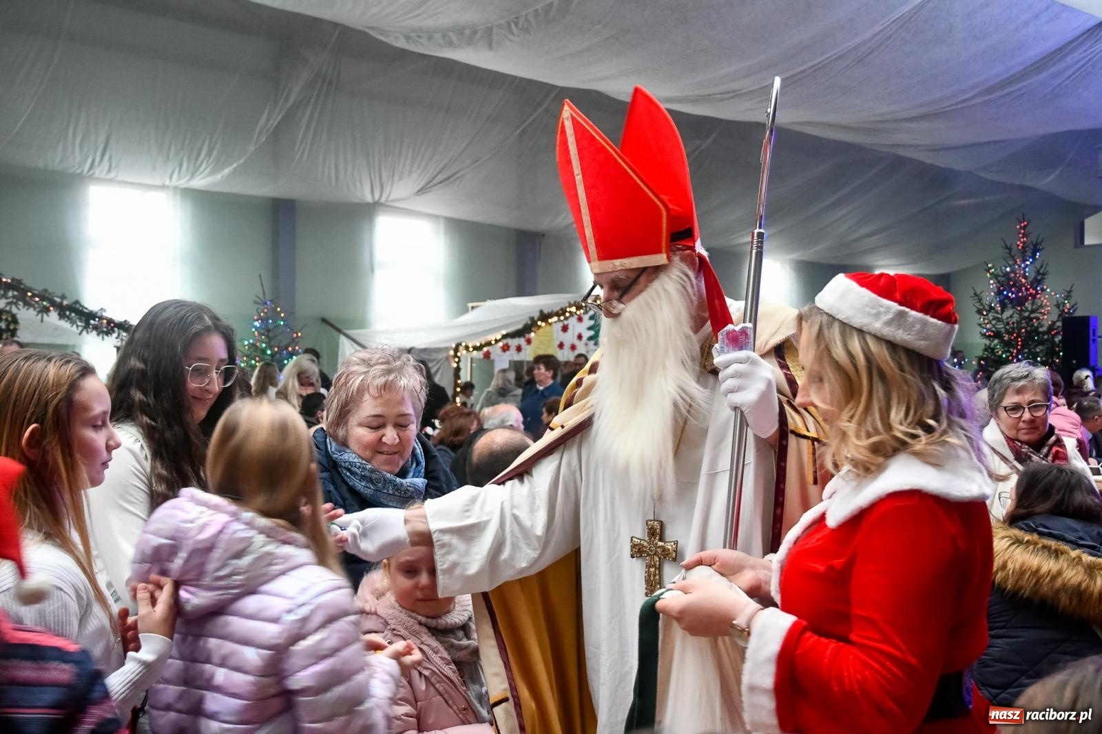 Zdjęcie w galerii na portalu naszraciborz.pl: Tłumy na kiermaszu bożonarodzeniowym w Pietrowicach Wielkich [FOTO i WIDEO] wiadomości z regionu