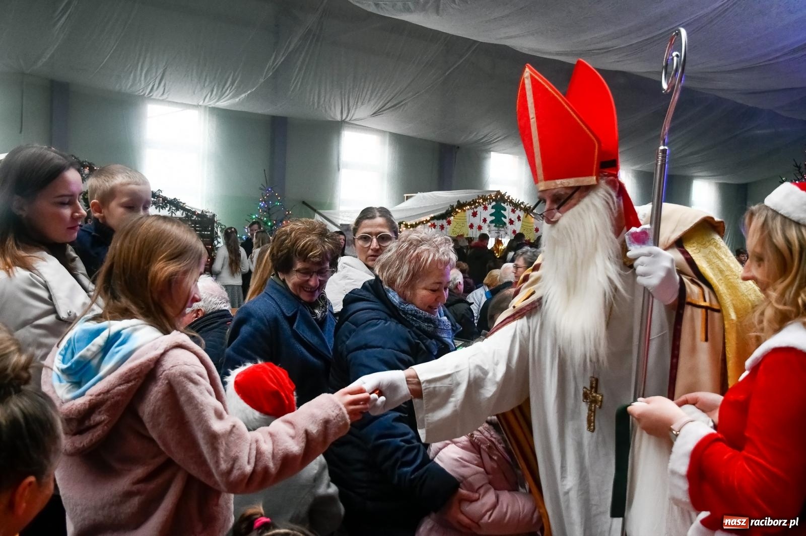 Zdjęcie w galerii na portalu naszraciborz.pl: Tłumy na kiermaszu bożonarodzeniowym w Pietrowicach Wielkich [FOTO i WIDEO] wiadomości z regionu