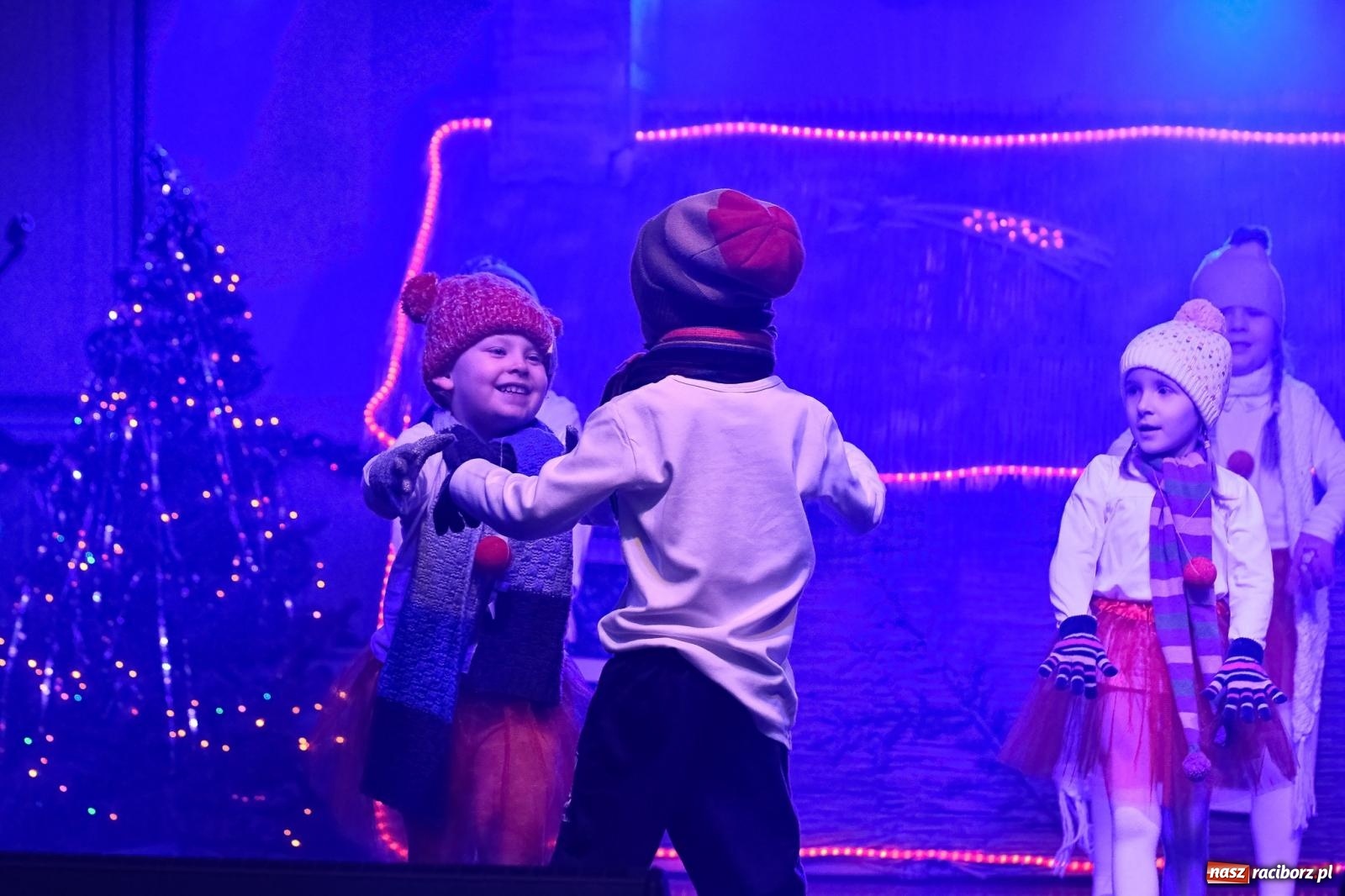 Zdjęcie w galerii na portalu naszraciborz.pl: Tłumy na kiermaszu bożonarodzeniowym w Pietrowicach Wielkich [FOTO i WIDEO] wiadomości z regionu