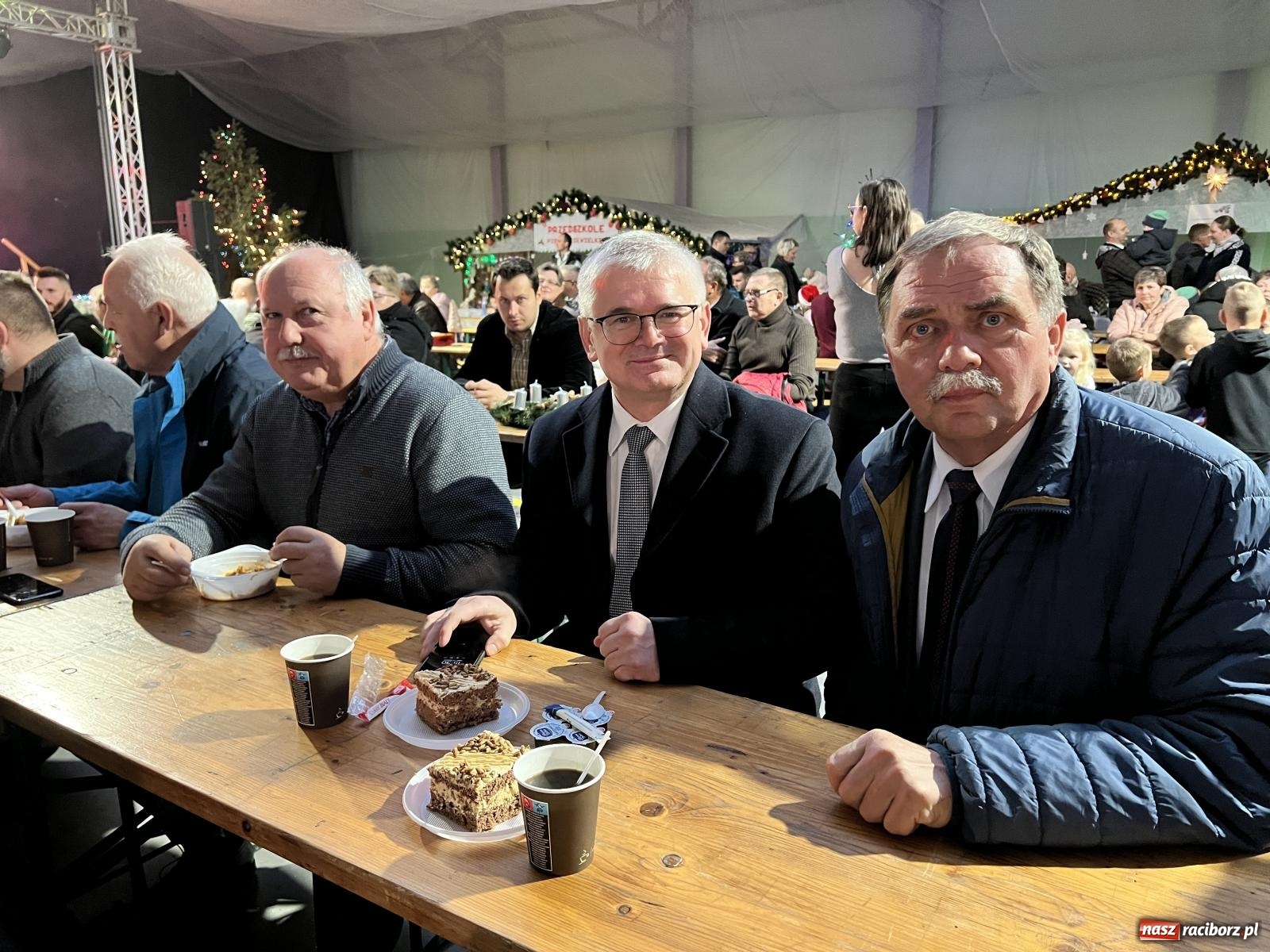 Zdjęcie w galerii na portalu naszraciborz.pl: Tłumy na kiermaszu bożonarodzeniowym w Pietrowicach Wielkich [FOTO i WIDEO] wiadomości z regionu