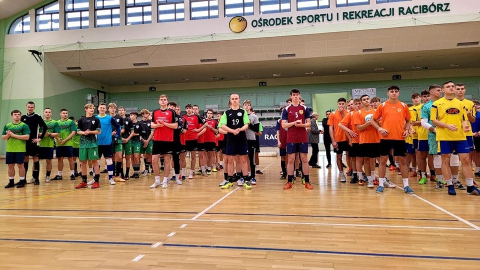 Zdjęcie w galerii na portalu naszraciborz.pl: Drużyna Mechanika wygrywa Makroregionalny Turniej Halowej Piłki Nożnej wiadomości z regionu