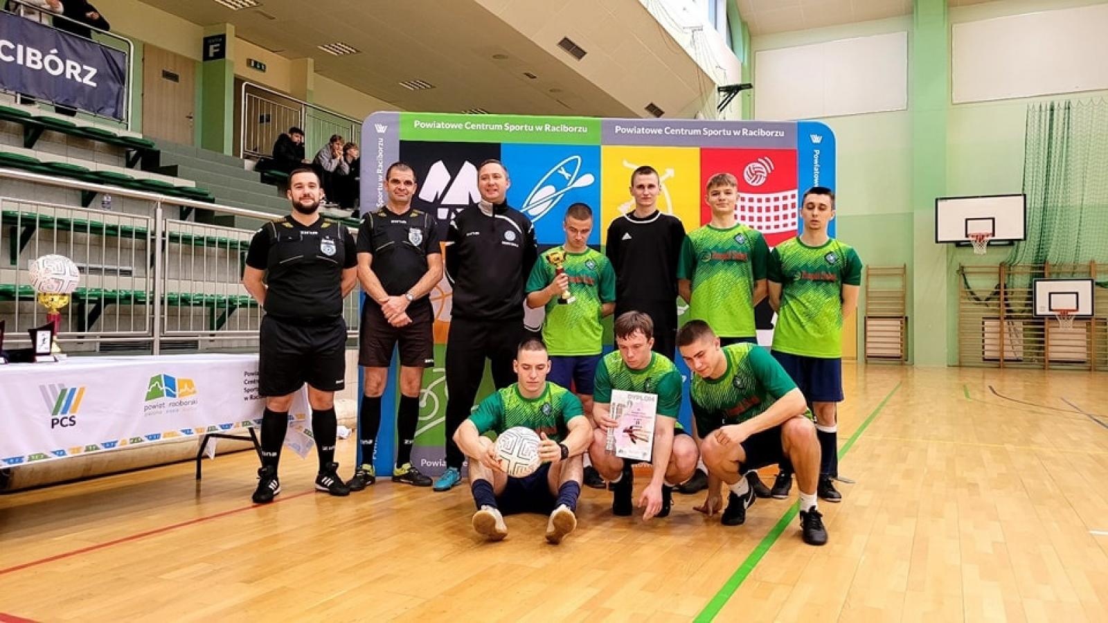 Zdjęcie w galerii na portalu naszraciborz.pl: Drużyna Mechanika wygrywa Makroregionalny Turniej Halowej Piłki Nożnej wiadomości z regionu
