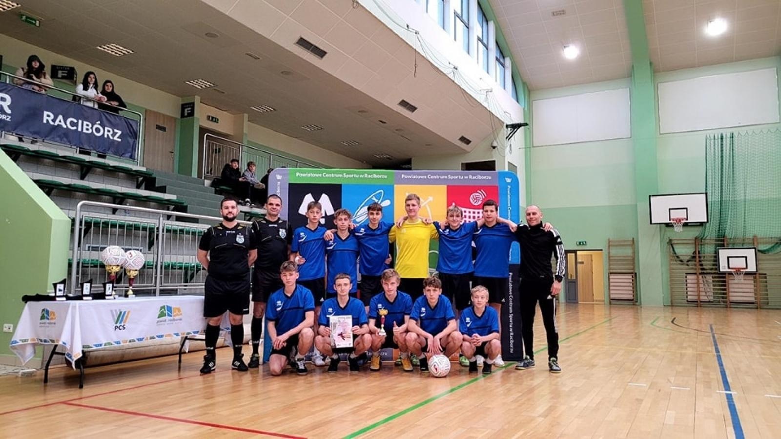 Zdjęcie w galerii na portalu naszraciborz.pl: Drużyna Mechanika wygrywa Makroregionalny Turniej Halowej Piłki Nożnej wiadomości z regionu
