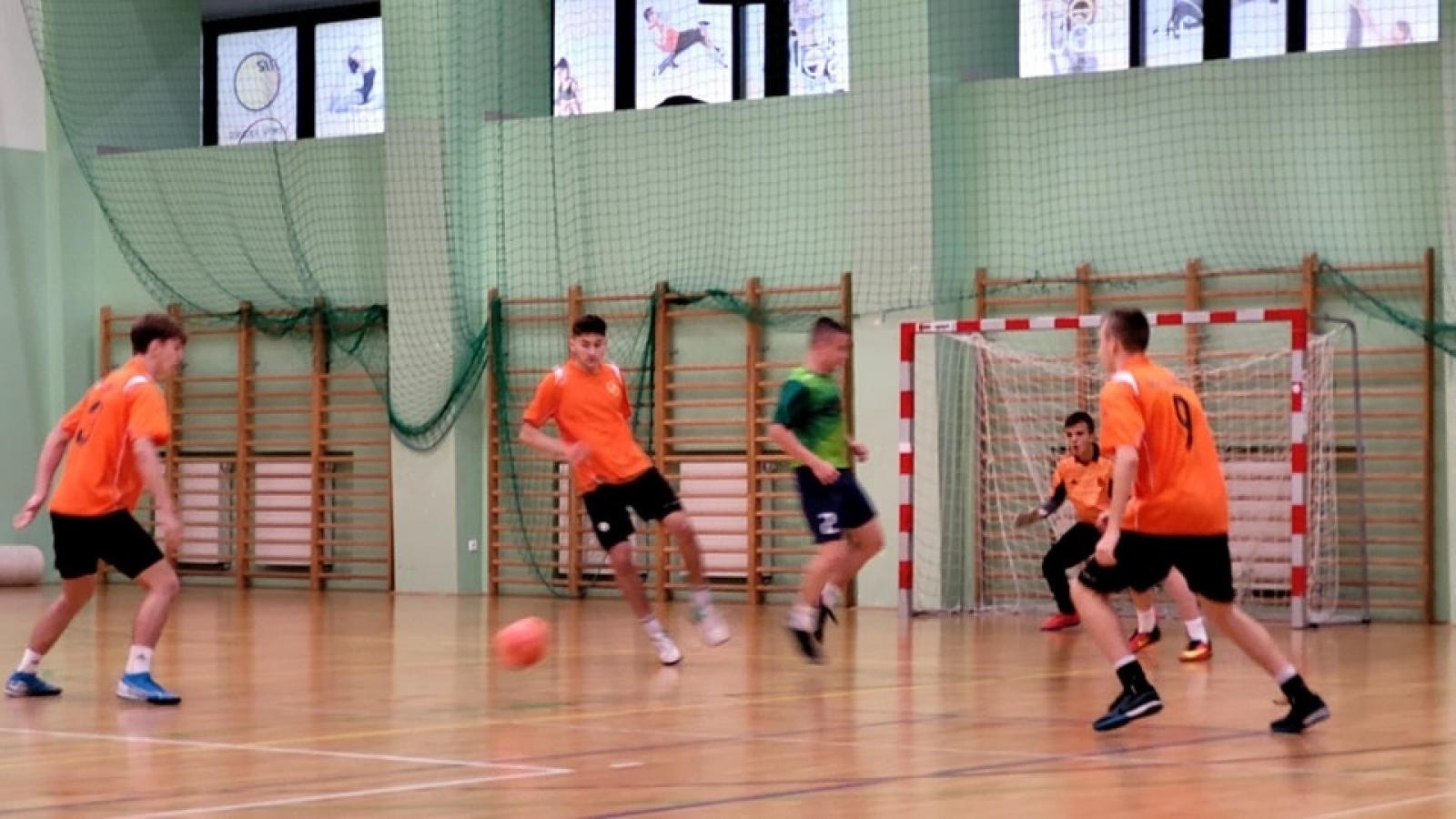 Zdjęcie w galerii na portalu naszraciborz.pl: Drużyna Mechanika wygrywa Makroregionalny Turniej Halowej Piłki Nożnej wiadomości z regionu