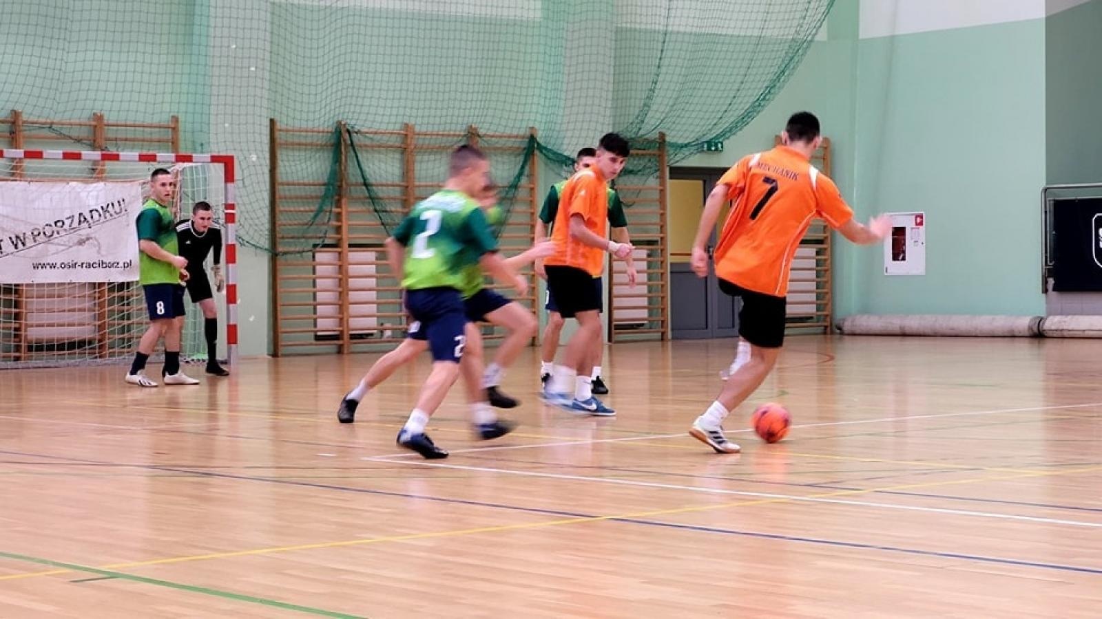 Zdjęcie w galerii na portalu naszraciborz.pl: Drużyna Mechanika wygrywa Makroregionalny Turniej Halowej Piłki Nożnej wiadomości z regionu