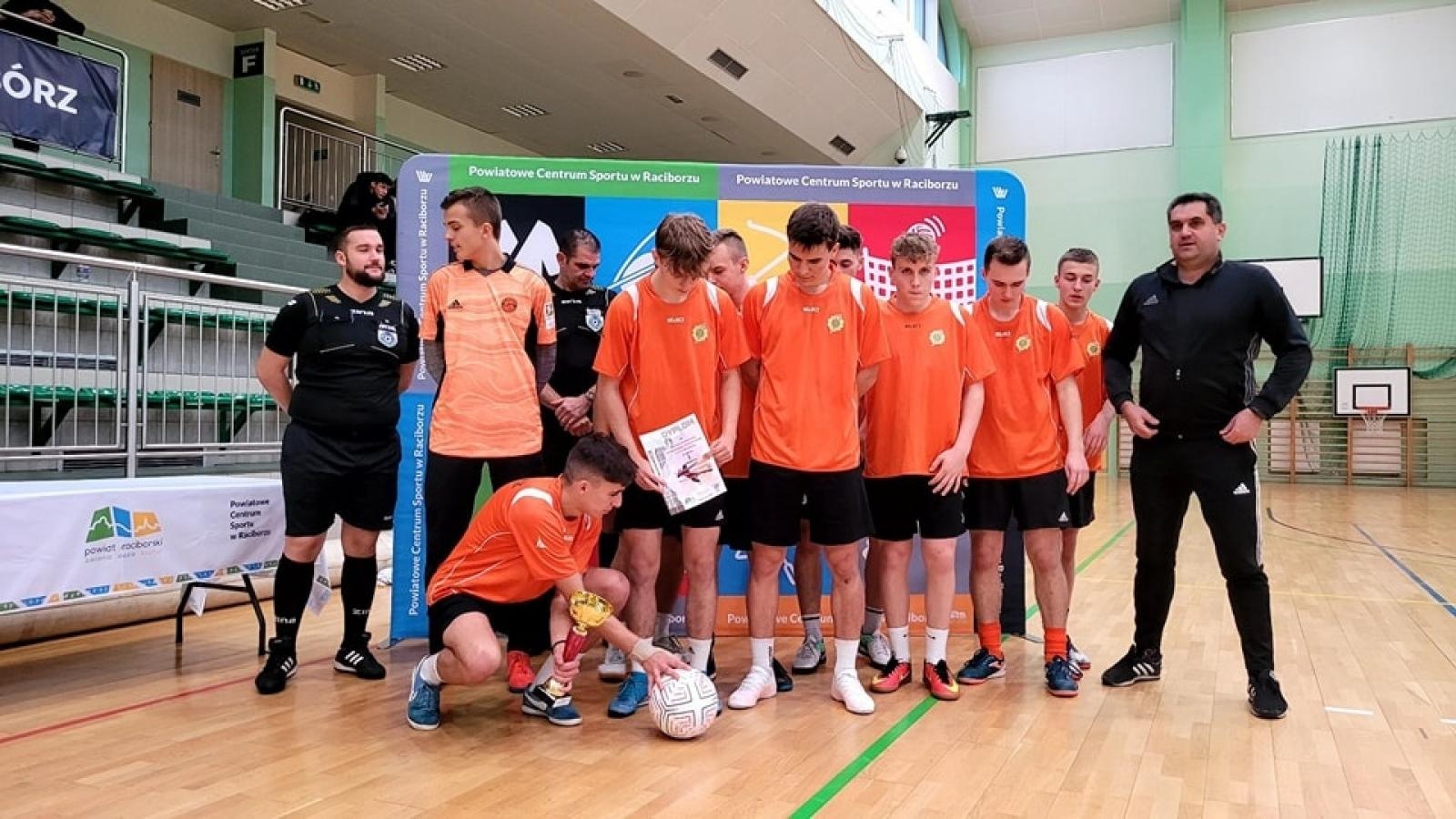 Zdjęcie w galerii na portalu naszraciborz.pl: Drużyna Mechanika wygrywa Makroregionalny Turniej Halowej Piłki Nożnej wiadomości z regionu