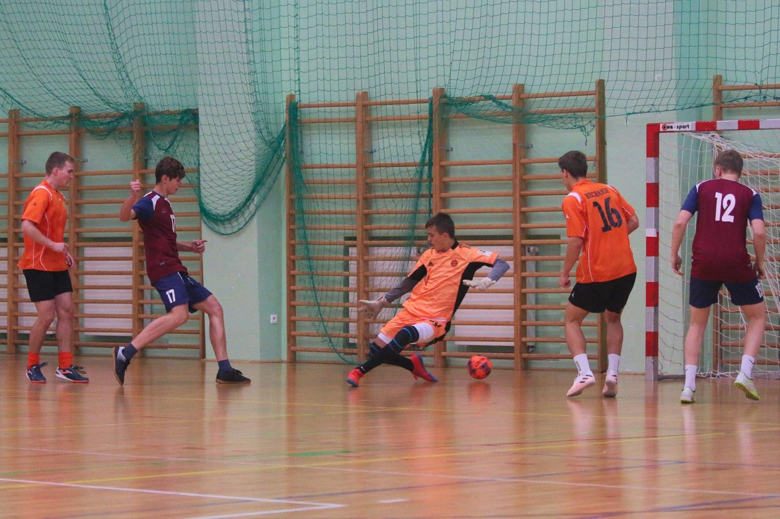 Zdjęcie w galerii na portalu naszraciborz.pl: Drużyna Mechanika wygrywa Makroregionalny Turniej Halowej Piłki Nożnej wiadomości z regionu