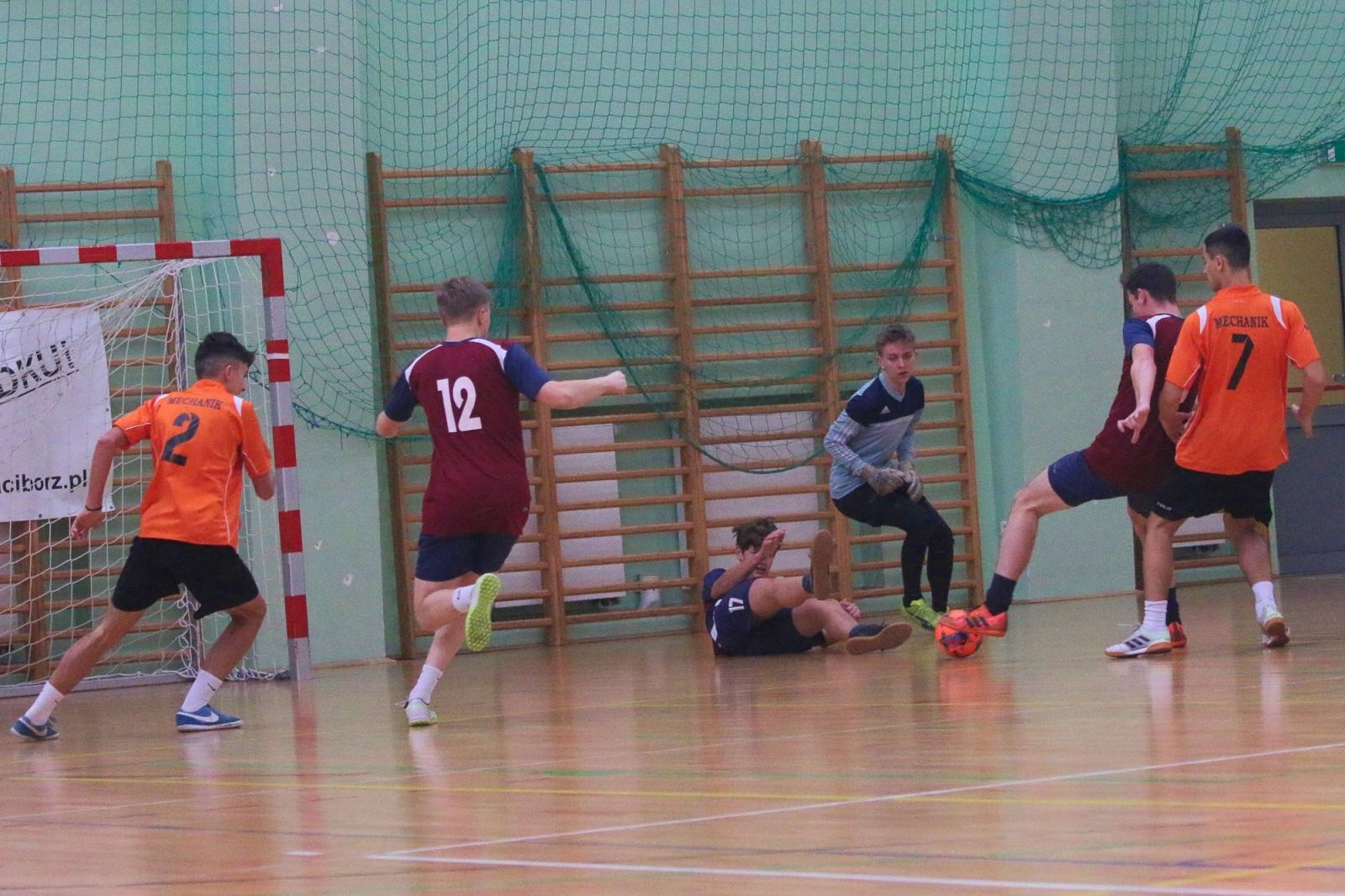 Zdjęcie w galerii na portalu naszraciborz.pl: Drużyna Mechanika wygrywa Makroregionalny Turniej Halowej Piłki Nożnej wiadomości z regionu